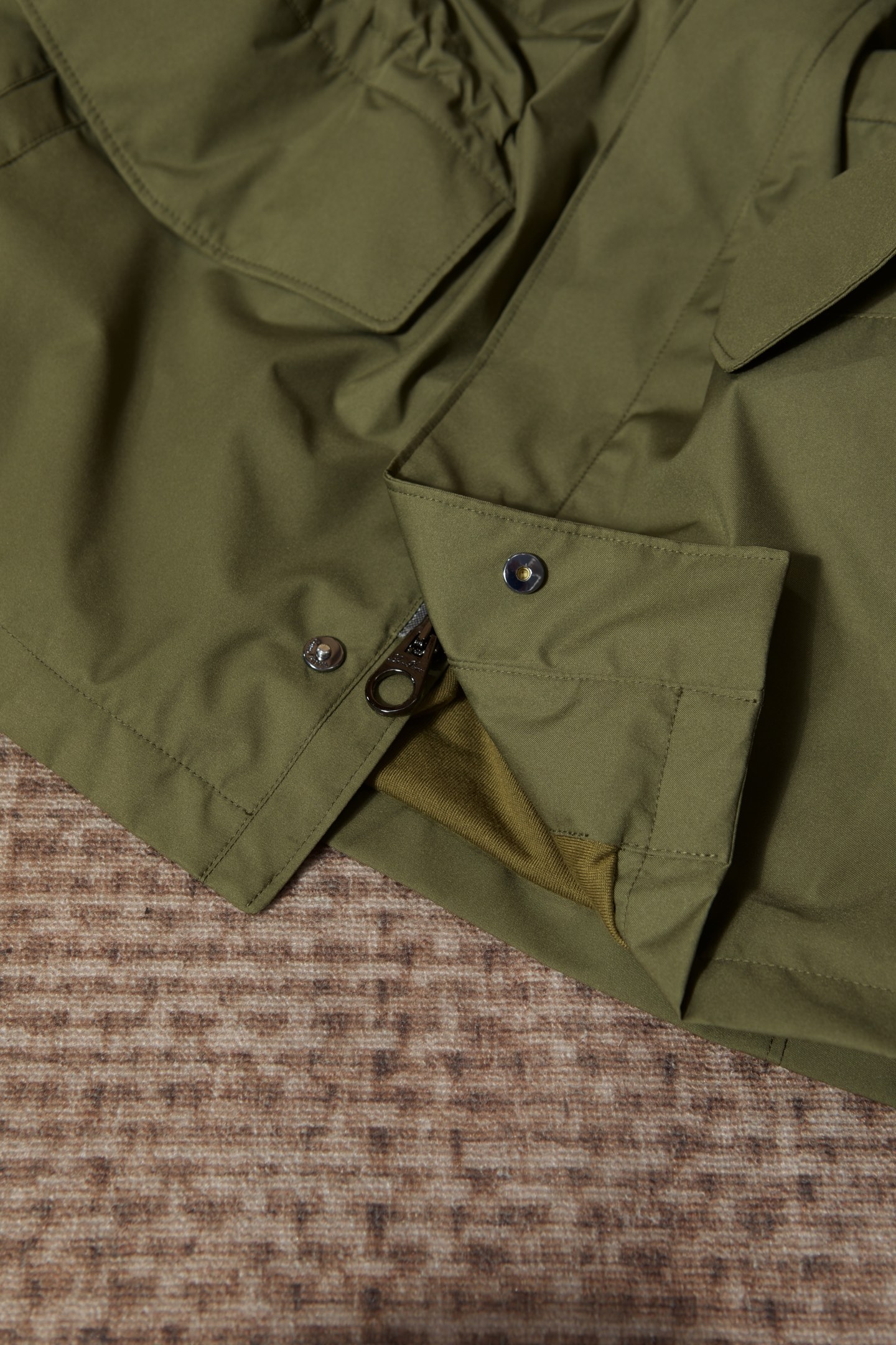 P560 New#
🟥Loro Piana 领先官网发售！该款大衣来自LP家精心设计的春夏最新秀款单品。柔顺光滑的手感，与挺括有型的质感，完美彰显出它不凡的地位与高级奢华感，着穿上身非常的舒适有型！版型上采用经典排扣式直筒裁剪设计，让穿着者的身形更加挺拔修长，展现出不一样的春夏日落登造型风尚！小立领设计 拉链，独家狠货 完美细节对版 高质量男性，夹克界的低调贵族，领子设计隐藏帽子，简约时尚的设计，品牌注重将简约与时尚元素相融合，打造出既符合日常穿着需求又不失个性魅力的衬衫夹克。
防泼水 正面摁扣拉链宽领 领子隐藏长袖摁扣袖口胸口饰有平袋 两个正面盖袋全衬里平直下摆
面料：100%聚酯纤维
里料1：100%羊毛
里料2：100%聚酯纤维
颜色：黑色 蓝色 卡其 绿色
码数：48-56（M-3XL）