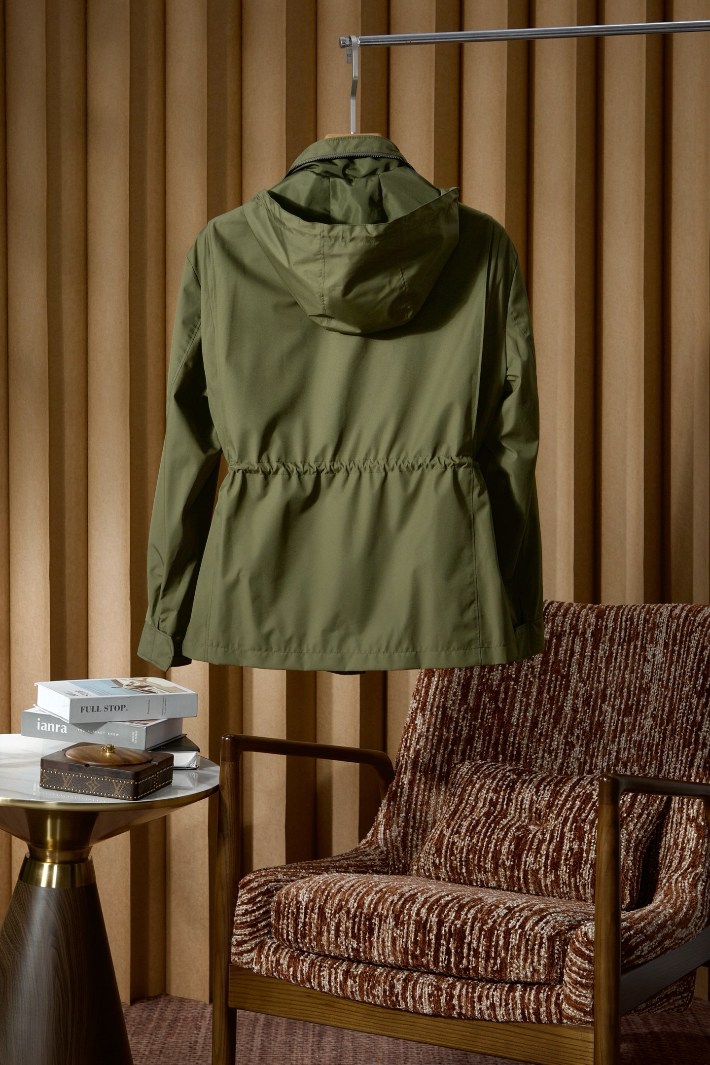 P560 New#
🟥Loro Piana 领先官网发售！该款大衣来自LP家精心设计的春夏最新秀款单品。柔顺光滑的手感，与挺括有型的质感，完美彰显出它不凡的地位与高级奢华感，着穿上身非常的舒适有型！版型上采用经典排扣式直筒裁剪设计，让穿着者的身形更加挺拔修长，展现出不一样的春夏日落登造型风尚！小立领设计 拉链，独家狠货 完美细节对版 高质量男性，夹克界的低调贵族，领子设计隐藏帽子，简约时尚的设计，品牌注重将简约与时尚元素相融合，打造出既符合日常穿着需求又不失个性魅力的衬衫夹克。
防泼水 正面摁扣拉链宽领 领子隐藏长袖摁扣袖口胸口饰有平袋 两个正面盖袋全衬里平直下摆
面料：100%聚酯纤维
里料1：100%羊毛
里料2：100%聚酯纤维
颜色：黑色 蓝色 卡其 绿色
码数：48-56（M-3XL）