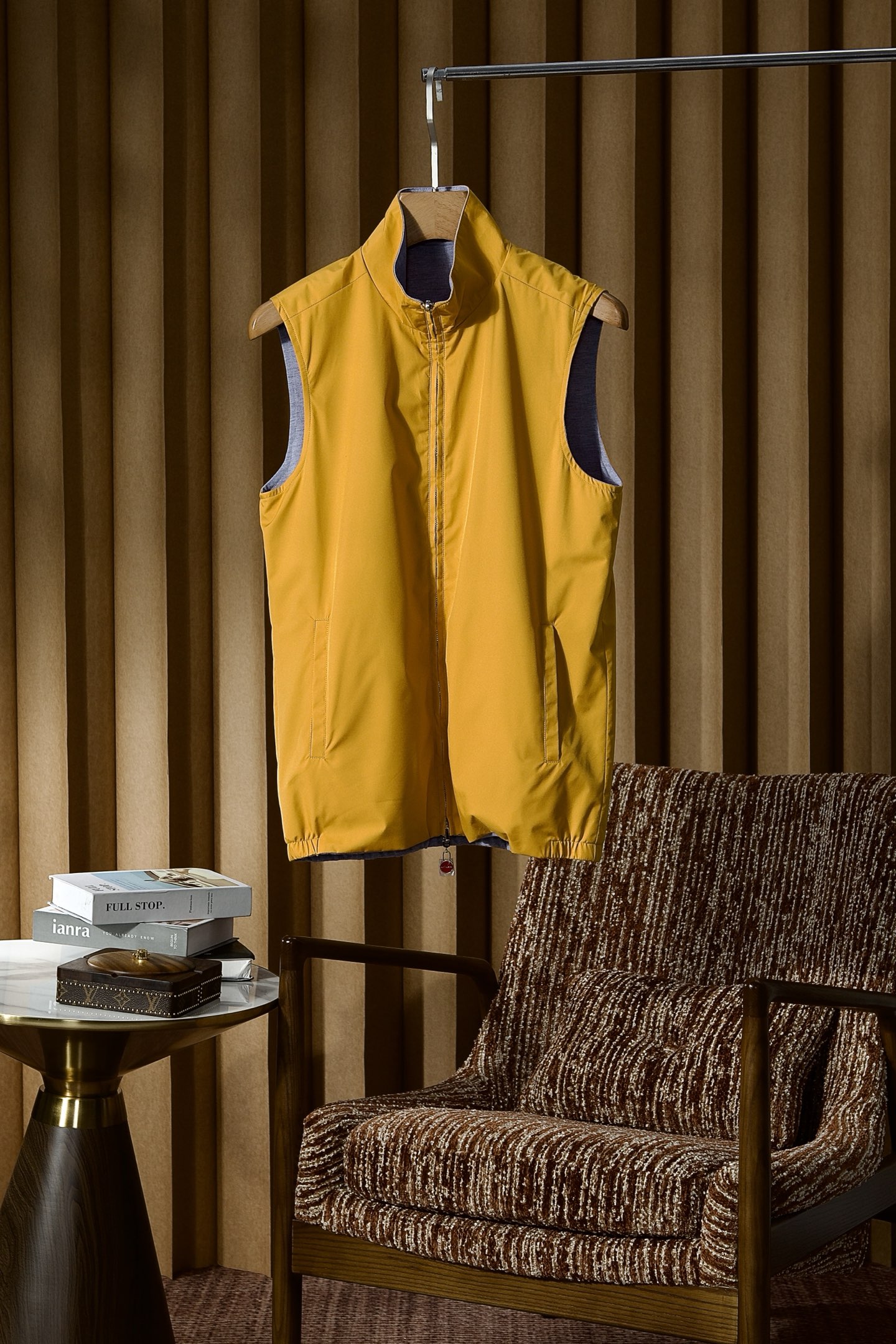 NO:703410,New#kiton Kiton counter new double-sided men's casual vest, classic double-headed zipper wool knitted lining vest/vest jacket, double-sided design, high-end customization, high-end version, fashionable and versatile, imported fabrics, super soft and delicate feel, skin-friendly and comfortable to wear, high-end boutique  Double-open zipper design, standard outdoor sports and leisure back style, simple stand-up collar, create different dressing styles. The details and texture of the accessories are also impeccable. The casual style shows a simple, grand, light and noble feeling. The fabric is upright and stylish, and it is skin-friendly and comfortable to wear.  It is also excellent. The design adds new fashion elements and has an old money flavor. It is not only full of details, but also very practical. It can be worn in spring, summer, autumn and winter, and can be perfectly controlled by any figure. There is no lengthy and excessive design, and it interprets British style and luxury to the extreme!  Top order rare products!  The first choice item for men's temperament!  Fabric Polyester Lining Wool Color White Blue Yellow Size M-3XL (48-56),,jackets & coats,19860909New# kiton 奇顿 专柜新款双面男士休闲马甲 经典款臻品双头拉链羊毛针织里料马甲/背心外套,双面穿设计 高端定制 高端版本 时尚百搭爆款,进口面料 手感超柔软细腻 穿着亲肤舒适 高端精品 双开拉链设计,标准户外运动休闲背款式,简约立领,打造不同穿搭风格,辅料的细节与质感同样无法挑剔,休闲风格彰显出的简洁、大气、轻逸和尊贵的感觉,面料立挺有型,穿着亲肤舒适同时又跟出色,设计上增加了新的时尚元素又有老钱的味道,不但细节感满满,同时也极具实用性强,春夏秋冬都穿,任何身材都能完美驾驭,没有冗长的过多设计,将英伦风与奢华感演绎到了极致！顶级订单稀有臻品！男士气质穿搭的首选单品！ 面料聚酯纤维 里料羊毛 颜色白色 蓝色 黄色 码数M-3XL（48-56）,,jackets & coats,,Men's clothing