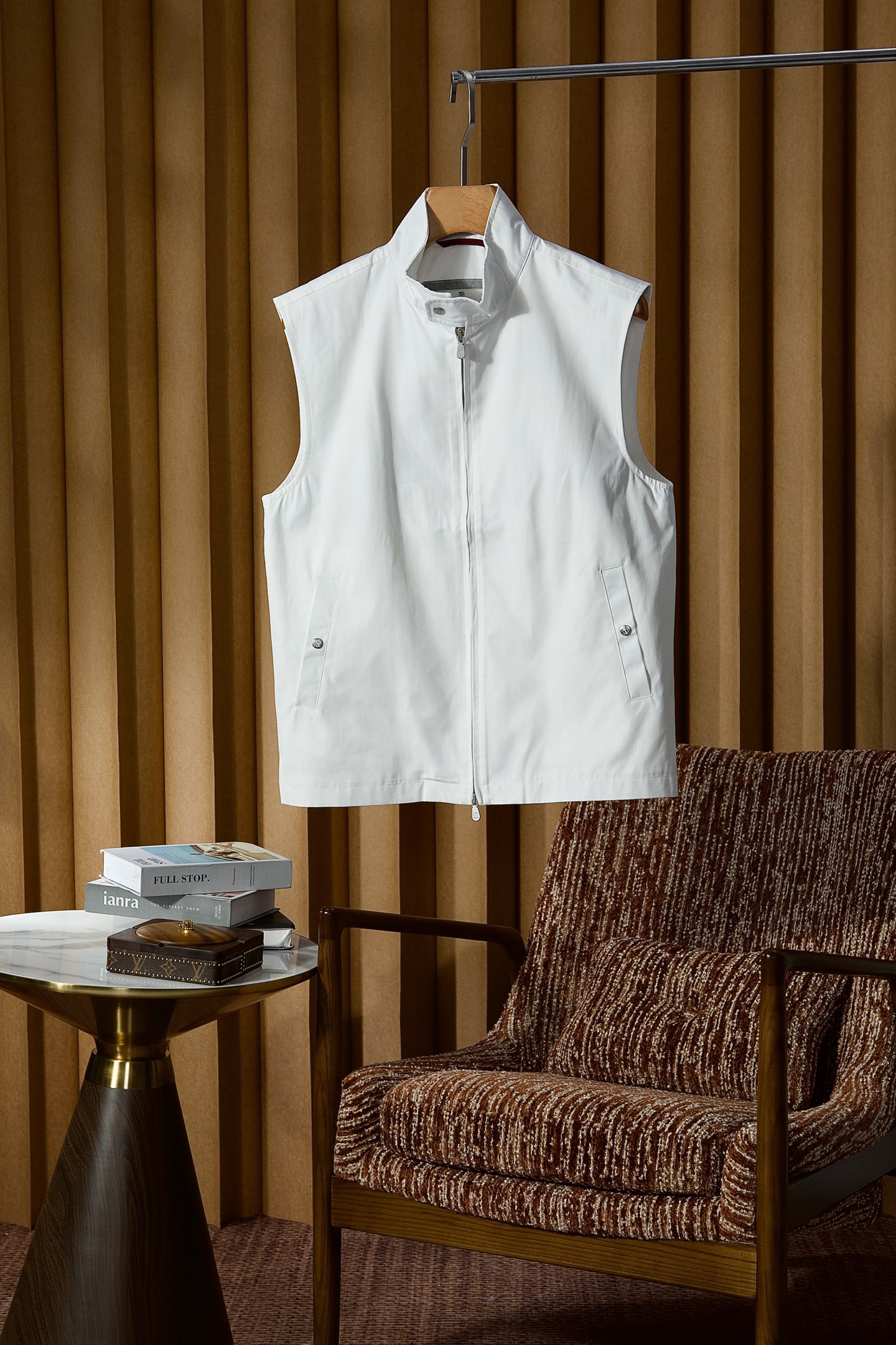 NO:703416,New# BC-Brunello Cucineli counter synchronization, high-end customization of old money style men's vest jackets, high-end version, fashionable and versatile imported fabrics, super soft and delicate feel  The casual style shows a simple, grand, light and noble feeling. The fabric is upright and stylish. It is skin-friendly and comfortable while being outstanding. The design adds new fashion elements and has a taste of old money. It is not only full of details, but also very practical. It can be worn in spring, summer, autumn and winter. It can be perfectly controlled by any figure. The upper body is very good. It is a must-have item for men!  Color Black White Size M-3XL (48-56),, brunello cucinelli, jackets & coats,19860909New# BC-Brunello Cucineli 专柜同步,老钱风男士马甲夹克高端定制 高端版本 时尚百搭爆款进口面料 手感超柔软细腻 休闲风格彰显出的简洁、大气、轻逸和尊贵的感觉,面料立挺有型,穿着亲肤舒适同时又跟出色,设计上增加了新的时尚元素又有老钱的味道,不但细节感满满,同时也极具实用性强,春夏秋冬都穿,任何身材都能完美驾驭,上身非常赞 男士必备单品 ！ 颜色黑色 白色 码数M-3XL（48-56）,,brunello cucinelli,jackets & coats,,Men's clothing