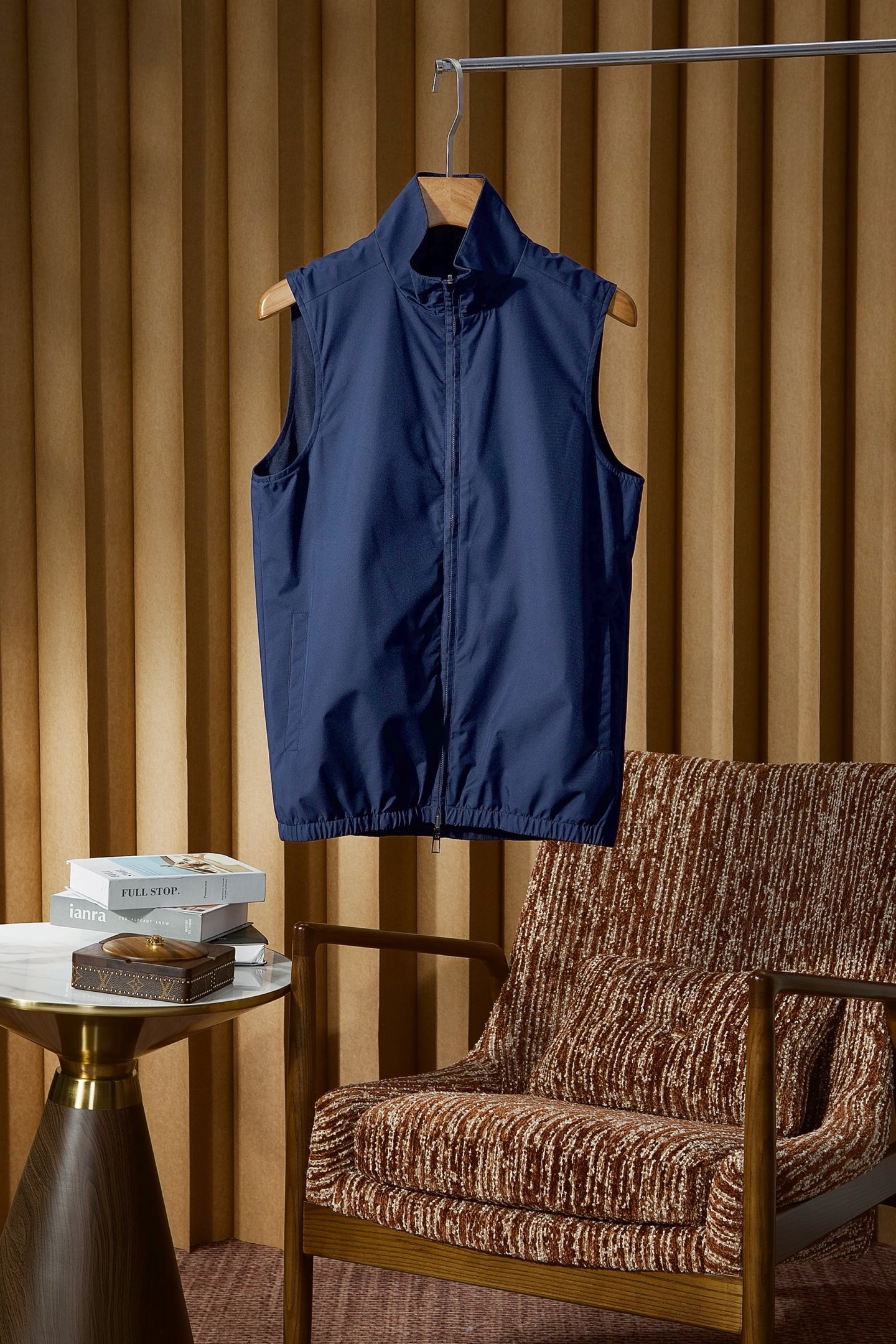 NO:656726,New# LP Nuo You Pian Ya counter new double-sided men's casual vest, classic double-headed zipper wool knitted lining vest/vest jacket, double-sided design, imported fabrics, super soft and delicate to the touch, comfortable to wear, high-end boutique, stand-up collar design, full of competence, simple and elegant, can perfectly modify the neck line, showing a man's ability and neatness. Whether it is a business occasion or leisure time, it can make you confident and full of aura. The outer fabric of this vest vest is made of imported 87 nylon + 13 spandex materials. The fabric thickness is moderate, the hand feels smooth, delicate and shiny, and the windproof, breathable and rainproof effect is particularly significant. The inner part is made of 50 polyester fiber + body, double zipper design, the details and texture of the accessories are also impeccable, there is no redundant design, and the British style and luxury are interpreted to the extreme! Simple and elegant, the classic windbreaker will never go out of style. It is the first choice for men's temperament! Top order rare products! Color Blue Apricot Green Size M-3XL (48-56),,loro piana,jackets & coats,alexander wang19860909New# LP 诺悠翩雅 专柜新款双面男士休闲马甲 经典款臻品双头拉链羊毛针织里料马甲/背心外套,双面穿设计 进口面料 手感超柔软细腻 穿着亲肤舒适 高端精品 ,立领设计,尽显干练,简约而不失大气,能够完美修饰颈部线条,展现男士的干练与利落.无论是商务场合还是休闲时光,都能让你自信满满,气场十足. 此款背心马甲外层面料甄选客供进口87锦纶+13氨纶材质打造,面料厚度适中,手感爽滑细腻有光泽,防风透气防渗雨效果尤为显著,内里采用50聚酯纤维+衣身,双开拉链设计,辅料的细节与质感同样无法挑剔,没有冗长的过多设计,将英伦风与奢华感演绎到了极致！简约大气且永远不会过时的经典风衣,男士气质穿搭的首选单品！顶级订单稀有臻品！ 颜色蓝色 杏色 绿色 码数M-3XL（48-56）,,loro piana,jackets & coats,alexander wang,Men's clothing