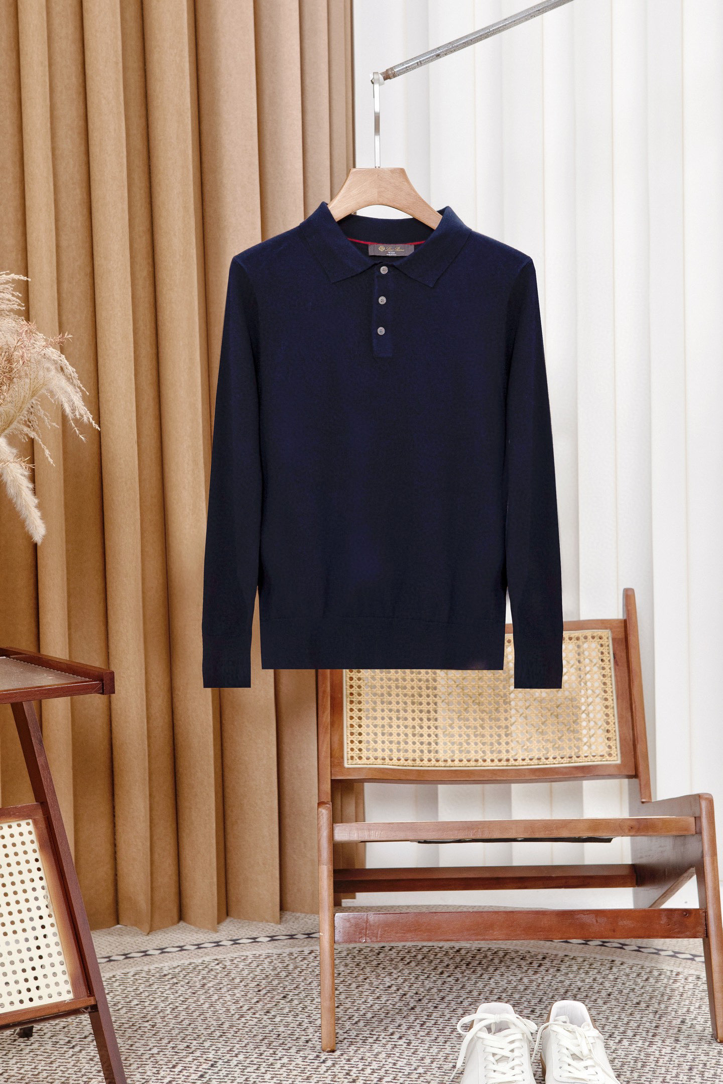 NO:712143,New# LP old money style POLO lapel wool sweater, made of wool blended cotton fabric, has a soft touch and luxurious texture that complement each other, whether paired with branded cashmere or virgin wool trousers,  This sweater is made of 60% wool, 22% cotton, 18% anti-pilling acrylic blend, creating a delicate texture and comfortable touch. It is not only warm and rich, but can also be easily matched with various clothing to show your unique taste. It is specially added with anti-pilling ingredients to make it durable and not easy to pill. The design of the POLO collar is simple yet elegant, making you look decent and confident whether it is daily wear or business occasions. The exquisite button embellishment adds a touch of retro charm, making you stand out from the crowd.  Let the POLO collar sweater that brings you endless warmth and charm this autumn and winter become the highlight of your wardrobe. It is an ideal choice and adds a touch of exquisite casualness to the overall look!  Color Black White Gray Blue Brown Size M-4XL (48-58),, loro piana,19860909New# LP老钱风 POLO翻领羊毛针织衫,这款羊毛混纺棉面料制作而成,柔软的触感和奢华质感相得益彰,无论搭配品牌羊绒或是初剪羊毛裤装都是, 这款针织衫采用60羊毛22棉18抗起球晴纶混纺而成,打造出细腻的纹理和舒适的触感,不仅温暖而富有质感,还能轻松搭配各种服饰,展现你的独特品味,特加抗起球成分耐穿不易起球. POLO领的设计,简约而不失大方,无论是日常穿搭还是商务场合,都能让你显得得体而自信.精致的纽扣点缀,增添了一丝复古的韵味,让你在人群中脱颖而出. 让这个秋冬为你带来无尽的温暖与魅力的POLO领针织衫成为你衣橱中的亮点,理想之选,为整体造型增添一抹精致的随意感！ 颜色黑色 白色 灰色 蓝色 咖色 码数M-4XL（48-58）,,loro piana,,Men's clothing