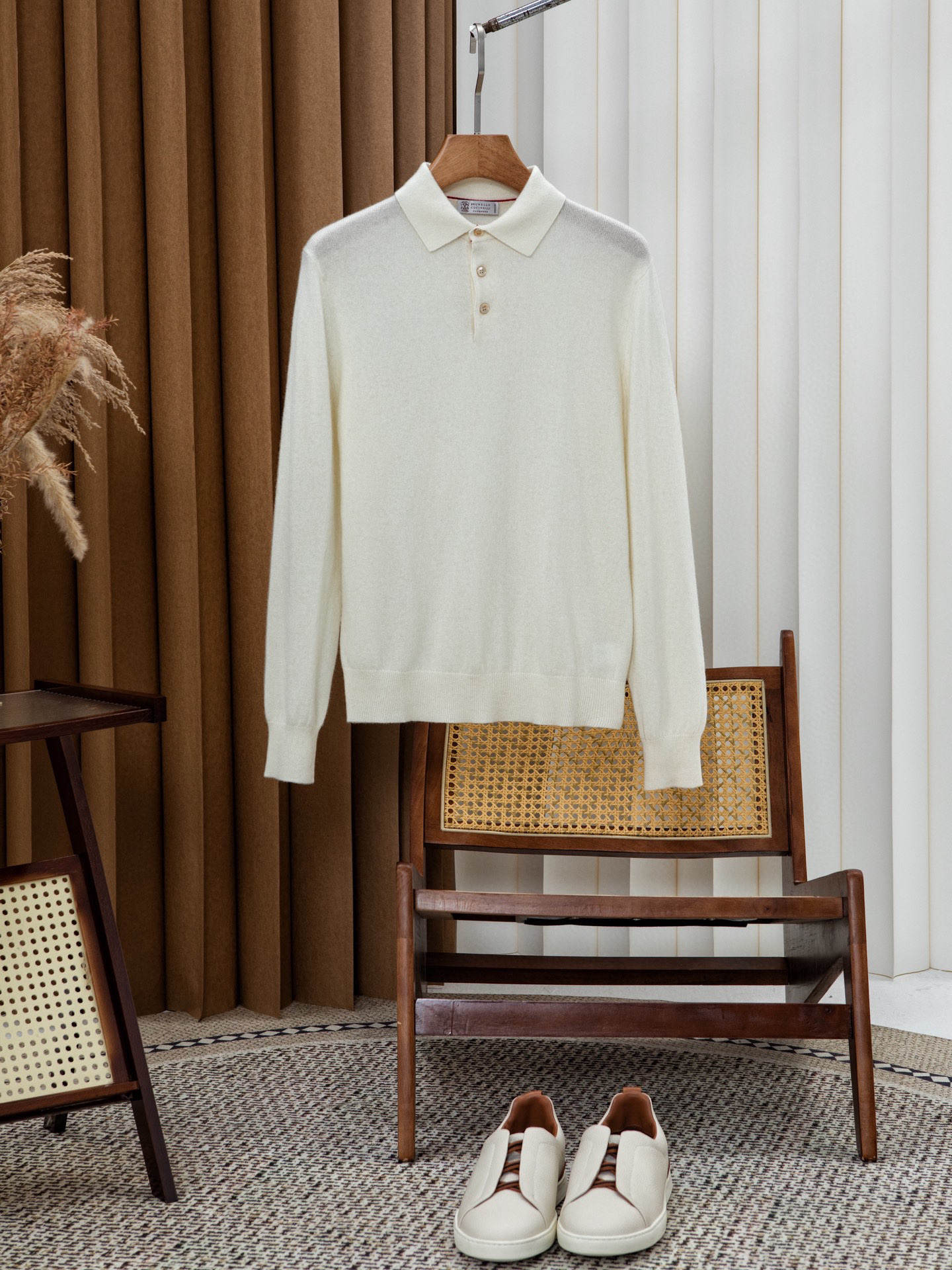 NO:703404,New# BC cashmere wool polo sweater, a high-quality sweater is not only a warm shelter, but also a luxury to enjoy warmth. An elegant choice in the cold season, it is also a fashion tool to show your taste. This selected 70 cashmere, 30 wool lapel sweater perfectly combines luxurious texture and practical performance, bringing you an unparalleled wearing experience.  The finest cashmere and high-quality wool are carefully matched. The cashmere fabric is like a gentle caress, bringing a delicate and soft touch, as if it is gently wrapped by clouds. The warmth and stiffness of the wool fabric can effectively resist the cold, allowing you to maintain warmth and style in autumn and winter.  The classic polo collar cashmere sweater is simple and elegant. It is not only comfortable and versatile, but also cleverly modifies the neck line. Whether it is paired with casual jeans to show a casual and casual style, or combined with formal suit pants to show a business style, it can be easily worn to meet your dressing needs for different occasions. Color: apricot, oatmeal, brown, size M-4XL (48-58),,jeans,sweaters,business suit,19860909New# BC 羊绒羊毛polo衫,一件高品质的毛衣不仅是温暖的庇护,更是奢享暖意,优雅之选在寒意渐袭的季节,更是彰显品味的时尚利器. 精选的这款70羊绒、30羊毛材质的翻领毛衣,将奢华质感与实用性能完美融合,为你带来无与伦比的穿着体验. 精选上乘羊绒与优质羊毛巧妙配比,羊绒的面料如同温柔的抚摸,带来细腻柔软的触感,仿佛被云朵轻柔包裹与羊毛面料的保暖性与挺括感,有效抵御寒冷,让你在秋冬也能保持温暖与风度. 经典polo领羊绒衫,简约大方,不仅舒适百搭,还能巧妙修饰颈部线条,无论是搭配休闲的牛仔裤展现随性洒脱,还是与正式的西装裤组合彰显商务风范,都能轻松驾驭,满足你不同场合的穿搭需求. 颜色杏色 燕麦色 褐色 码数M-4XL（48-58）,,jeans,sweaters,business suit,,Men's clothing