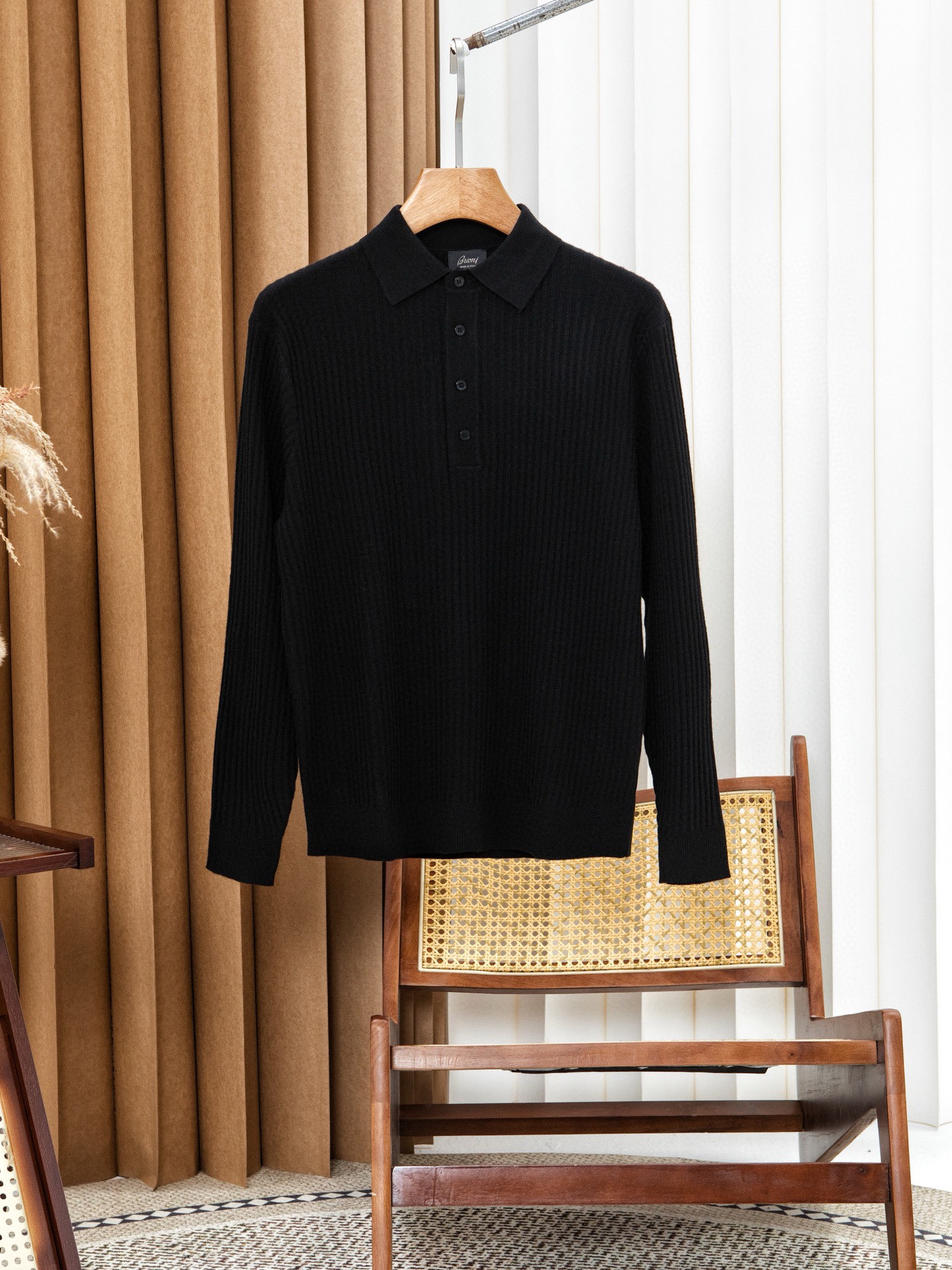 NO:683053,New# brioni pit lapel woolen sweater has classic lines and a full three-dimensional feel. This long-sleeved POLO shirt is low-key yet stylish, and the lines inadvertently show your extraordinary taste. It is made of high-quality top wool. When worn on the body, it feels like being gently wrapped by the spring breeze, full of comfort. Moreover, the fine yarns are evenly distributed without any roughness, and every inch is delicate and smooth.  Its three-dimensional line texture is even more ingenious. The classic four-button lapel design is neat and elegant. The four buttons are neatly arranged and full of texture, showing exquisiteness when opening and closing. The lapel is crisp and stylish, whether it is for business negotiations or casual gatherings, you can easily switch styles by standing it up or down. Whether it is paired with trousers to create a business elite look, or paired with casual trousers to enjoy a comfortable weekend, it can be perfectly adapted and can easily handle various occasions!  Color Black Blue Size M-4XL (48-58),,19860909New# brioni 坑条翻领羊毛衫,线条勾勒经典,立体感十足,这件长袖POLO衫,低调又不失格调,线条不经意间彰显你的不凡品味. 精选优质顶级羊毛,穿在身上,就像被春日微风轻轻包裹,舒适感拉满.而且,细密的纱线均匀分布,没有一丝粗糙感,每一寸都细腻顺滑. 它的立体线条纹理,更是别具匠心.经典的四粒扣翻领设计,利落又大气.四粒纽扣排列规整,质感十足,开合之间尽显精致. 翻领挺括有型,无论是商务洽谈还是休闲聚会,立起或翻下,都能轻松切换风格.不管是搭配西裤打造商务精英范,还是配上休闲裤享受惬意周末,它都能完美适配,轻松驾驭各种场合！ 颜色黑色 蓝色 码数M-4XL（48-58）,,,Men's clothing