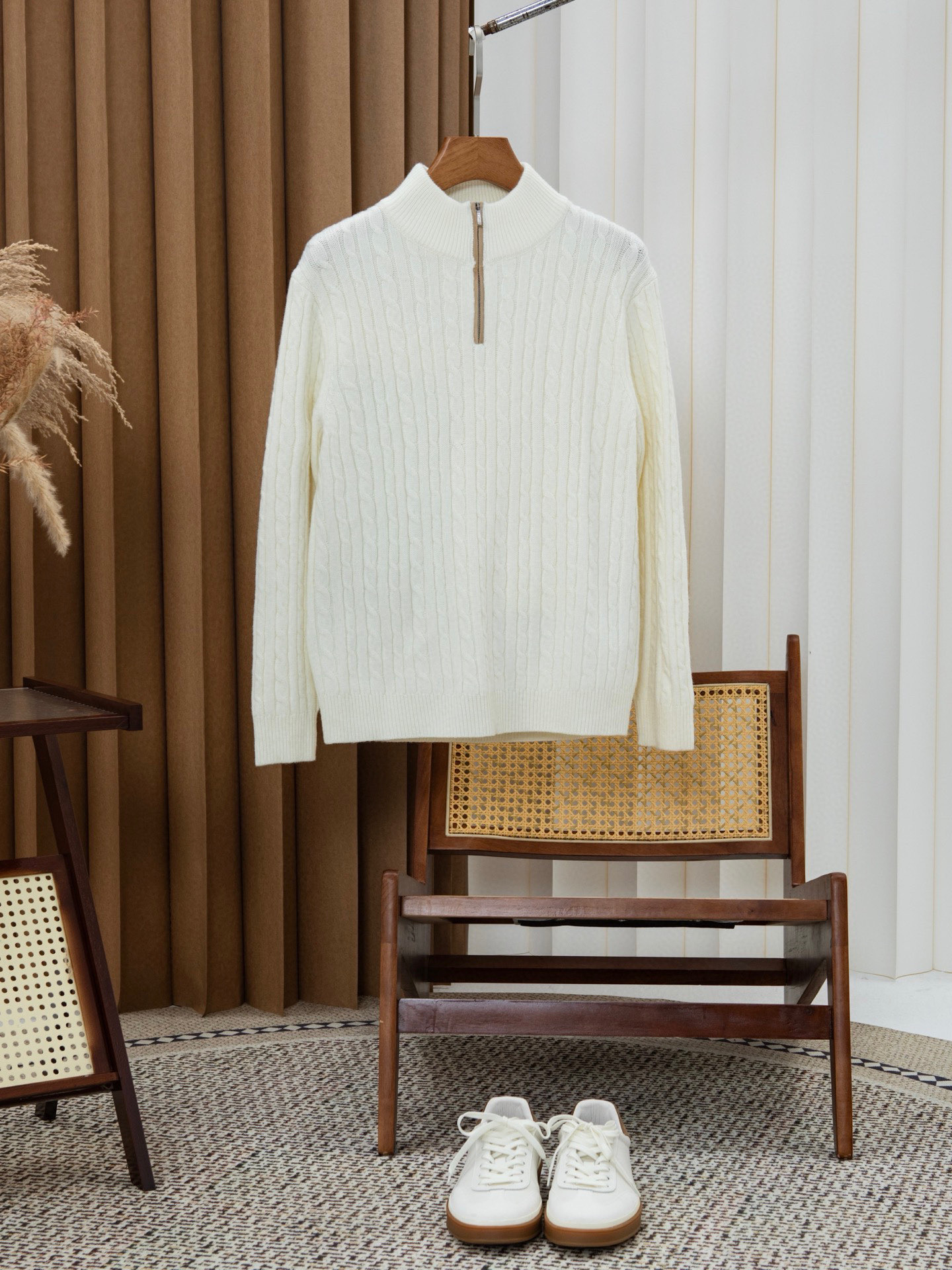 NO:683056,New# LP Loro Piana classic twist knit texture half-high zipper cashmere sweater. A high-quality sweater is not only a weapon to keep out the cold, but also a fashion item that shows off your taste. As a representative of the top luxury brand, with its unparalleled exquisite craftsmanship and strict selection of high-quality materials, we present you with a half-high collar zipper cashmere sweater, bringing ultimate warmth and elegance.  Selected top-quality cashmere wool material, soft and delicate to the touch, wraps your body as gently as a cloud. Cashmere's natural thermal insulation properties can effectively resist the cold, allowing you to feel spring-like warmth and comfort in autumn and winter. The unique half-high collar zipper design is both practical and fashionable. Whether you open the zipper to show casualness, or zip it up to resist the cold wind, you can easily control it.  The classic braided twist knitting texture adds rich layering and three-dimensionality to the sweater, which is retro yet fashionable. The brand's exclusive logo is low-key and luxurious, showing your extraordinary taste. Color White Blue Gray Size M-4XL (48-58), loro piana, loro piana, sweaters,19860909New# LP Loro Piana 经典麻花编织纹理半高拉链羊绒毛衣.一件高品质的毛衣不仅是御寒的利器,更是彰显品味的时尚单品.作为顶级奢侈品牌的代表,以其无与伦比的精湛工艺和对优质材质的严苛挑选,为您呈上半高领拉链羊绒毛衣,带来极致的温暖与优雅. 精选顶级羊绒羊毛材质,触感柔软细腻,如同云朵般轻柔地包裹着您的身体.羊绒天然的保暖性能,能有效抵御寒冷,让您在秋冬季节也能感受到如春般的温暖与舒适. 独特的半高领拉链设计,兼具实用性与时尚感.无论是敞开拉链展现随性洒脱,还是拉上拉链抵御寒风,都能轻松驾驭. 经典的编织麻花针织纹理,为毛衣增添了丰富的层次感和立体感,复古又不失时尚.品牌专属的标识,低调而奢华,彰显您的不凡品味. 颜色白色 蓝色 灰色 码数M-4XL（48-58）,,loro piana,loro piana,sweaters,,Men's clothing