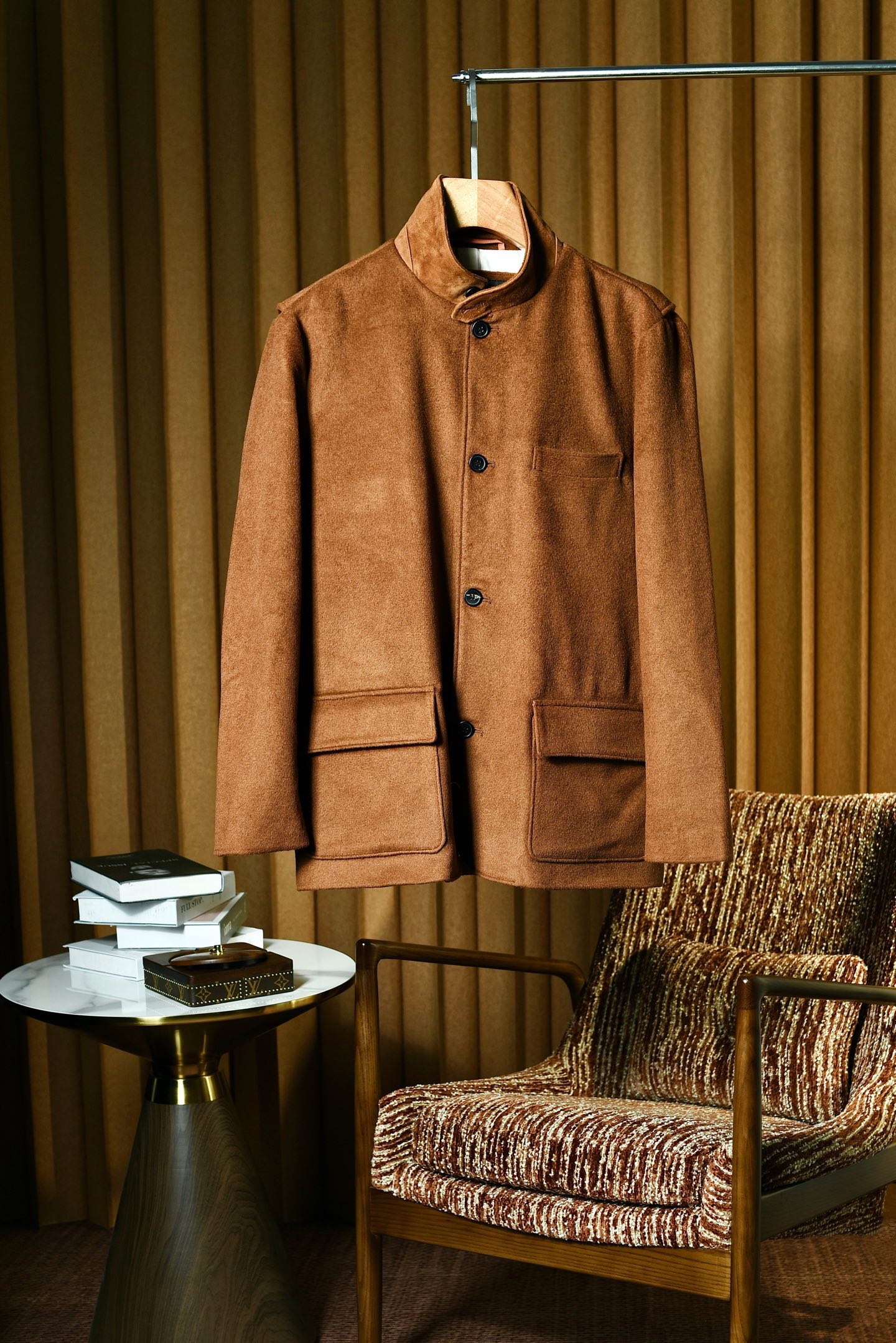 NO:683032,New# LP Nuoyoupanya premium cashmere blended amber brown men's jacket, golden ratio fabric, perfect balance of touch and performance. Selected 20 cashmere and 80% wool is carefully blended. Cashmere, known as 'soft gold', has fine and soft fibers that wrap your skin as gently as clouds, bringing the ultimate comfortable touch. Every touch is like an intimate dialogue with gentleness. Wool, on the other hand, is known for its excellent warmth and stiffness, giving the jacket a tough frame. The golden ratio between the two, the sheepskin flap pocket, not only retains the delicate skin-friendly nature of cashmere, but also has the warmth and stiffness of wool. The jacket can build a warm defense line for you in the cold season while always maintaining an elegant silhouette. Whether you are walking on the urban streets or traveling in business situations, you can show a calm and confident temperament. When you put on this jacket, the sheepskin lapel gently fits your neck, which not only protects you from the cold, but also inadvertently reveals an innate noble temperament. Whether it is daily travel or business negotiations, it makes you stand out from the crowd and become the focus. Color Blue Khaki Size M-3XL (48-56), loro piana,jackets & coats,jackets & coats,sheepskin,gold,19860909New# LP 诺悠翩雅 臻品羊绒混纺琥珀棕男装夹克外套,黄金配比面料触感与性能的完美平衡. 精选20羊绒与 80羊毛精心混纺而成.羊绒,被誉为“软黄金”,其纤维细密柔软,如云朵般轻柔地包裹着您的肌肤,带来极致的舒适触感,每一次触碰都仿佛是与温柔的亲密对话.而羊毛,则以其出色的保暖性和挺括感著称,为夹克赋予了坚韧的骨架. 二者黄金配比,羊皮翻盖口袋,既保留了羊绒的细腻亲肤,又兼具羊毛的保暖与挺括,让夹克在寒冷季节为您筑起温暖防线的同时,始终保持优雅的廓形,无论您是行走在都市街头,还是穿梭于商务场合,都能展现出从容自信的气质. 当您穿上这件夹克,羊皮翻领轻轻贴合颈部,不仅为您抵御寒冷,更在不经意间流露出一种与生俱来的尊贵气质,无论是日常出行还是商务洽谈,让您在人群中脱颖而出,成为焦点所在. 颜色蓝色 卡其 码数M-3XL（48-56）,,loro piana,jackets & coats,jackets & coats,sheepskin,gold,,Men's clothing