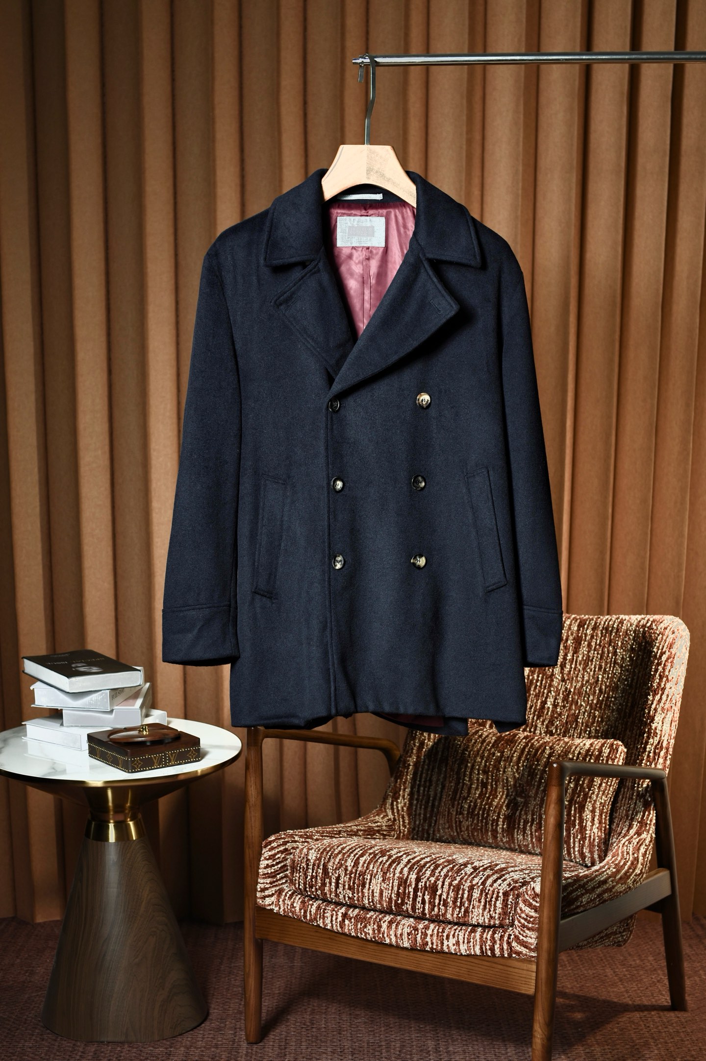 NO:683043,New# BC Brunello Cuc**lli Premium Goods Double-breasted cashmere and wool coat, intertwined with Italian elegance and warm winter prelude, ingenious luxury fabrics, this coat has become a double footnote of texture and temperature in autumn and winter.  Selected 15% wool and cashmere blended fabric, the golden weight of cashmere, perfectly blends the stiffness and softness of cashmere. The light touch is as delicate as clouds, and the upper body is wrapped in layers of constant warmth. The Italian origin yarn is finely woven, giving the coat a texture that coexists with bones and softness - it has a stiff silhouette and is close to the skin and gentle, building a luxurious and warm 'barrier' for you in the cold winds of autumn and winter.  The retro double-breasted + suit collar design breaks the monotony of solid colors with exquisite ingenuity, and every gesture is full of attention to detail. The neat tailoring outlines a highly tolerant silhouette, which can be layered with a sweater or layered with a shirt to show off your high-end dressing taste in a casual way.  Pure handcraftsmanship produced in Italy, from fabric weaving to body sewing, every process embodies BC's ultimate pursuit of quality. The neat hemming of the lining, the fine routing of the pockets, the tight fitting of the buttons... The handed down craftsmanship of 'Made in Italy' makes this coat not only a piece of clothing, but also a textured collection that can accompany you for many years. It allows you to wear texture and warmth in every autumn and winter moment. Color Navy Khaki  Size M-3XL (48-56),, brunello cucinelli, jackets & coats, sweaters, shirts, business suit, gold,19860909New# BC Brunello Cuc**lli 臻品货物 双排扣羊绒羊毛大衣外套,交织的意式优雅暖冬序章匠心奢级面料邂逅,这件大衣便成了秋冬季节质感与温度的双重注脚. 精选15羊毛山羊绒混纺面料,黄金比列羊绒重重之重,挺括与羊绒的柔糯在此完美交融.轻触是云朵般的细腻,上身是层层包裹的恒温暖意.意大利原产纱线经精细纺织,赋予大衣筋骨与柔软并存的质感——既有挺括廓形支撑,又有贴身亲肤温柔,在秋冬寒风中,为你筑起一道奢暖“屏障”. 复古双排扣+西装领设计,以精致巧思打破纯色单调,举手投足间尽是细节控的心动瞬间.利落剪裁勾勒出包容性极强的廓形,叠穿毛衣或内搭衬衫,皆能在随性中彰显高级穿搭品味. 产自意大利的纯手工工艺,从面料编织到衣身缝制,每一道工序都凝结着BC对品质的极致追求.内衬包边的工整、口袋走线的精细、纽扣的严丝合缝……“意大利制造”的传世匠心,让这件大衣不止是服饰,更是可陪伴多年的质感藏品. 让你在每一个秋冬瞬间,都能身披质感,温暖入怀. 颜色藏蓝 卡其 码数M-3XL（48-56）,,brunello cucinelli,jackets & coats,sweaters,shirts,business suit,gold,,Men's clothing