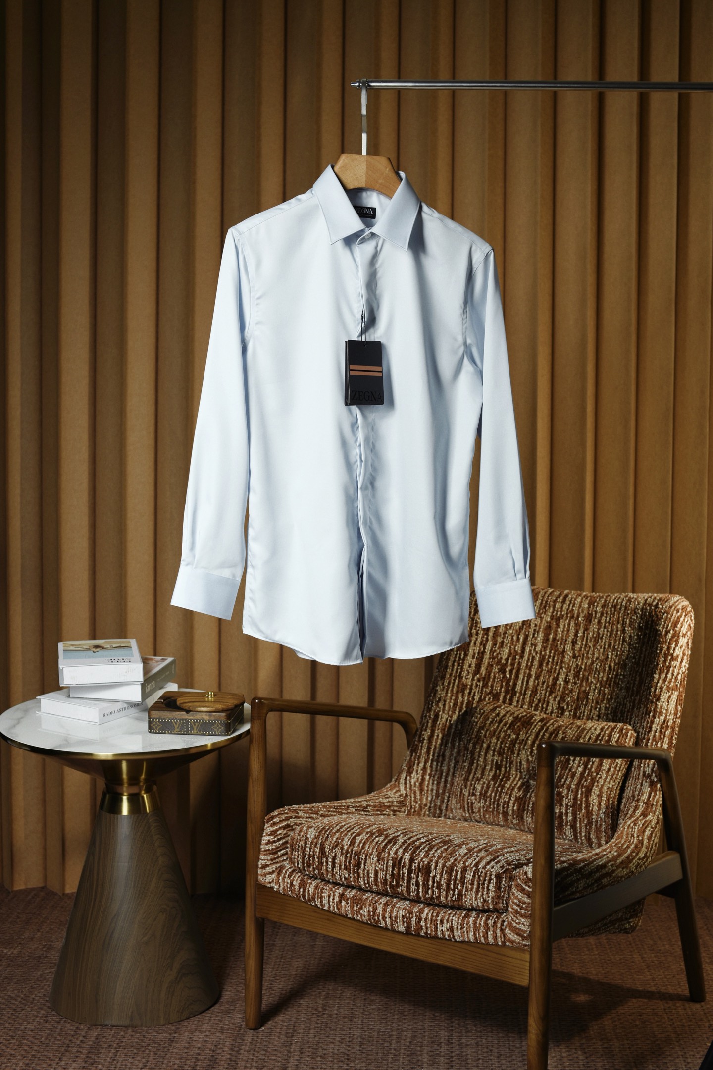 NO:712126,New# Zegna high-end customized imported upgraded fabrics, super soft and delicate feel, men's shirts, business casual slim long-sleeved shirts!  Suitable for business and leisure!  Urban business style model!  The tailoring of the shirt is more precise and plastic, and does not require too much primary color decoration. For men, simplicity is its own charm!  Made from selected upgraded cotton fabrics and imported organic cotton, the shape is more crisp and natural, the touch is extremely comfortable, and the fit is excellent!  Shirts are a must-have for successful men!  Suitable for both leisure and business!  Color White Black Blue Gray Size S-3XL (38-43),,zegna,shirts,19860909New# Zegna 杰尼亚 高端定制进口升级面料,手感超柔软细腻 男士衬衫,商务休闲修身款长袖衬衣！ 宜商务 宜休闲！都市商务气质款！ 衬衫的版型剪裁更是精剪塑性,不需要过多的原色装饰,对于男士来说极简便是自身魅力！ 精选升级棉面料,客供进口有机棉打造,更显版型的挺括自然,触感极为舒适,贴身性能绝佳！衬衫是成功男士的必备单品！无论休闲商务即可通行！ 颜色白色 黑色 蓝色 灰色 码数S-3XL (38-43),,zegna,shirts,,Men's clothing