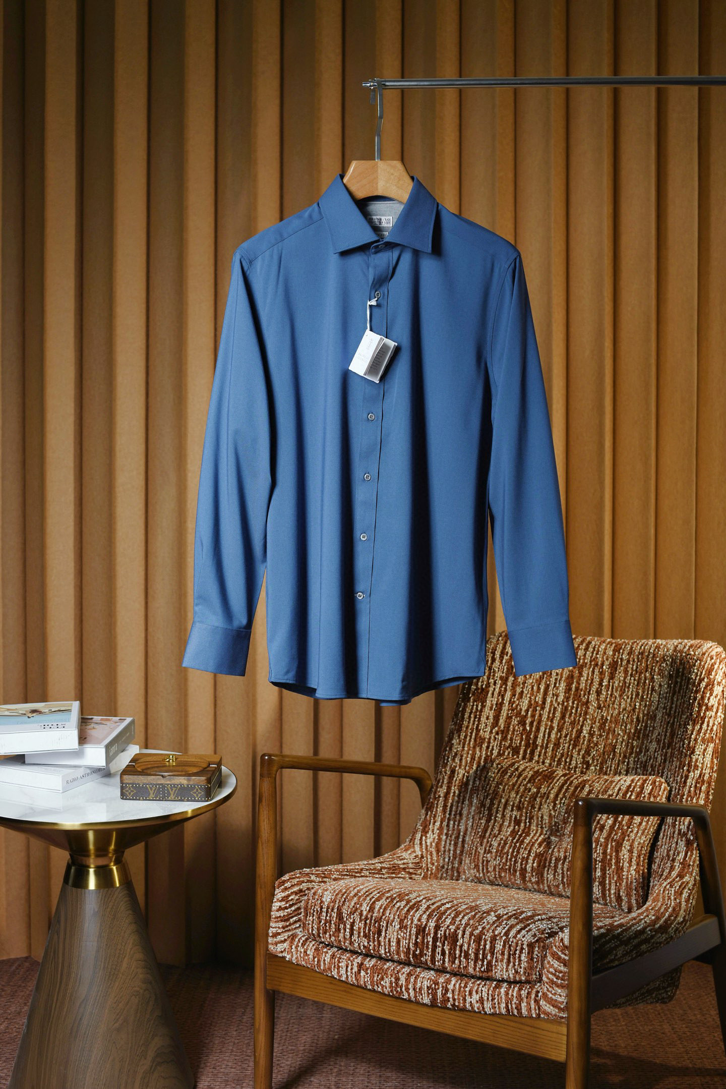 NO:743953,New# BC is coming. The soft and fine wool twill fabric is designed with a commuter Windsor collar. It is made of soft and fine brushed twill fabric, which feels as warm as clouds. It can resist the coolness of autumn and keep you warm. The neckline adopts a classic Windsor collar design with neat and straight lines. When paired with a tie, it gives off a sense of business elite. Unbutton two buttons and it instantly switches to a casual yuppie style, easily adapting to the scene transition from the conference room to the motorcycle club.  It can be worn alone to show off style, or layered with a knitted sweater and a leather jacket to create a layered men's aesthetic. Whether it's the coolness of riding a motorcycle or the calmness of daily commuting, it can be accurately selected, allowing you to switch between different identities freely, becoming an undefined elegant gentleman!  Color Blue Gray Size S-3XL (38-43),,jackets & coats,ties,19860909New# BC 新款来袭 柔软细腻羊毛斜纹面料通勤温莎领设计,精选柔软细腻磨毛斜纹面料,触感如云朵般温润,既抵御秋日微凉又能保暖. 领口采用经典温莎领设计,线条利落挺括,搭配领带时尽显商务精英感,解开两粒扣又瞬间切换成随性雅痞风,轻松适配会议室到机车俱乐部的场景转换. 可单穿彰显格调,也能内搭针织衫、外搭皮夹克,叠穿出层次丰富的男士穿搭美学. 无论是驾驭机车时的飒爽,还是日常通勤的沉稳,它都能精准拿捏,让你在不同身份中自如切换,做不被定义的优雅绅士！ 颜色蓝色 灰色 码数S-3XL（38-43）,,jackets & coats,ties,,Men's clothing