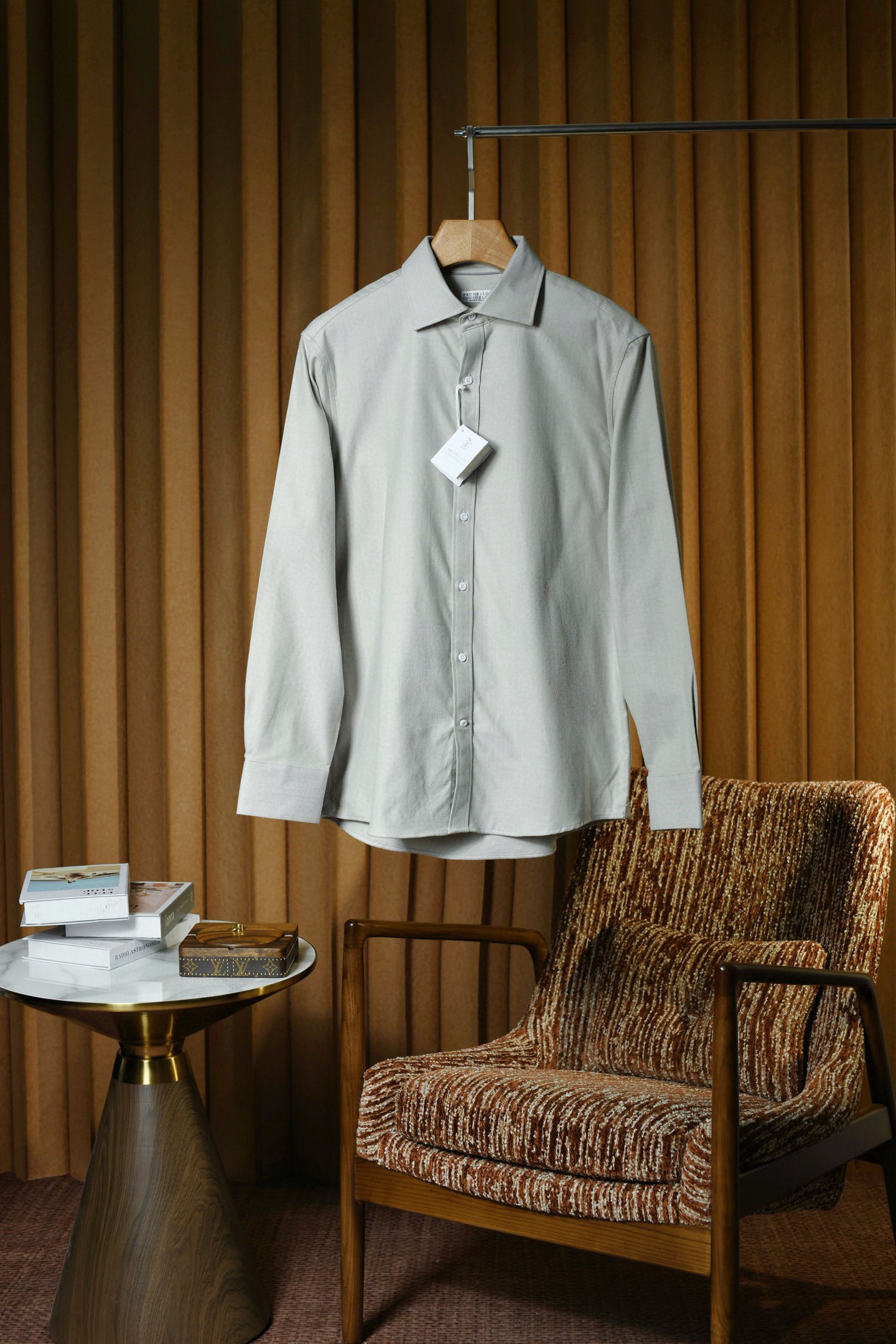 NO:743934,New# BC men's classic herringbone pattern long-sleeved shirt, a two-way combination of pure cotton texture and elegant style. When the classic herringbone pattern meets high-end aesthetics, a men's shirt with both texture and style is born. Selected high-quality cotton fabrics, casual Windsor collar design long-sleeved shirt with classic herringbone pattern texture.  In the details, the classic fishbone pattern is used to hide the edge, and the delicate texture outlines the gentleman's background. The pure cotton feeling is used to carry comfortable wear. Whether it is for work commuting or daily leisure, you can easily achieve a relaxed and elegant aura. The texture conveys style, the fabric provides comfort, and the design adapts to life, making every wear a double enjoyment of quality and aesthetics, interpreting a low-key and extraordinary gentleman's style.  Whether worn alone to show style, or layered with suits or sweaters to create layers, it can show the diverse styles of urban gentlemen. Color Blue Purple Apricot Size S-3XL (38-43), shirts, business suit,19860909New# BC 男士经典鱼骨纹长袖衬衫,纯棉质感与优雅格调的双向奔赴.当经典鱼骨纹邂逅的高阶美学,一件兼具质感与风格的男士衬衫就此诞生. 精选优质棉面料休闲温莎领设计长袖衬衫经典鱼骨纹纹理. 细节处,以经典鱼骨纹,低调藏锋芒,细腻纹理勾勒绅士底蕴,用纯粹棉感承载舒适穿着,无论是职场通勤还是日常休闲,都能轻松拿捏松弛优雅的穿搭气场.以纹理传格调,以面料承舒适,以设计适配生活,让每一次穿着都成为品质与美学的双重享受,诠释低调而不凡的绅士风范 无论是单穿彰显格调,还是内搭西装、针织衫打造叠穿层次,都能展现都市绅士的多元型格. 颜色蓝色 紫色 杏色 码数S-3XL（38-43）,,shirts,business suit,,Men's clothing