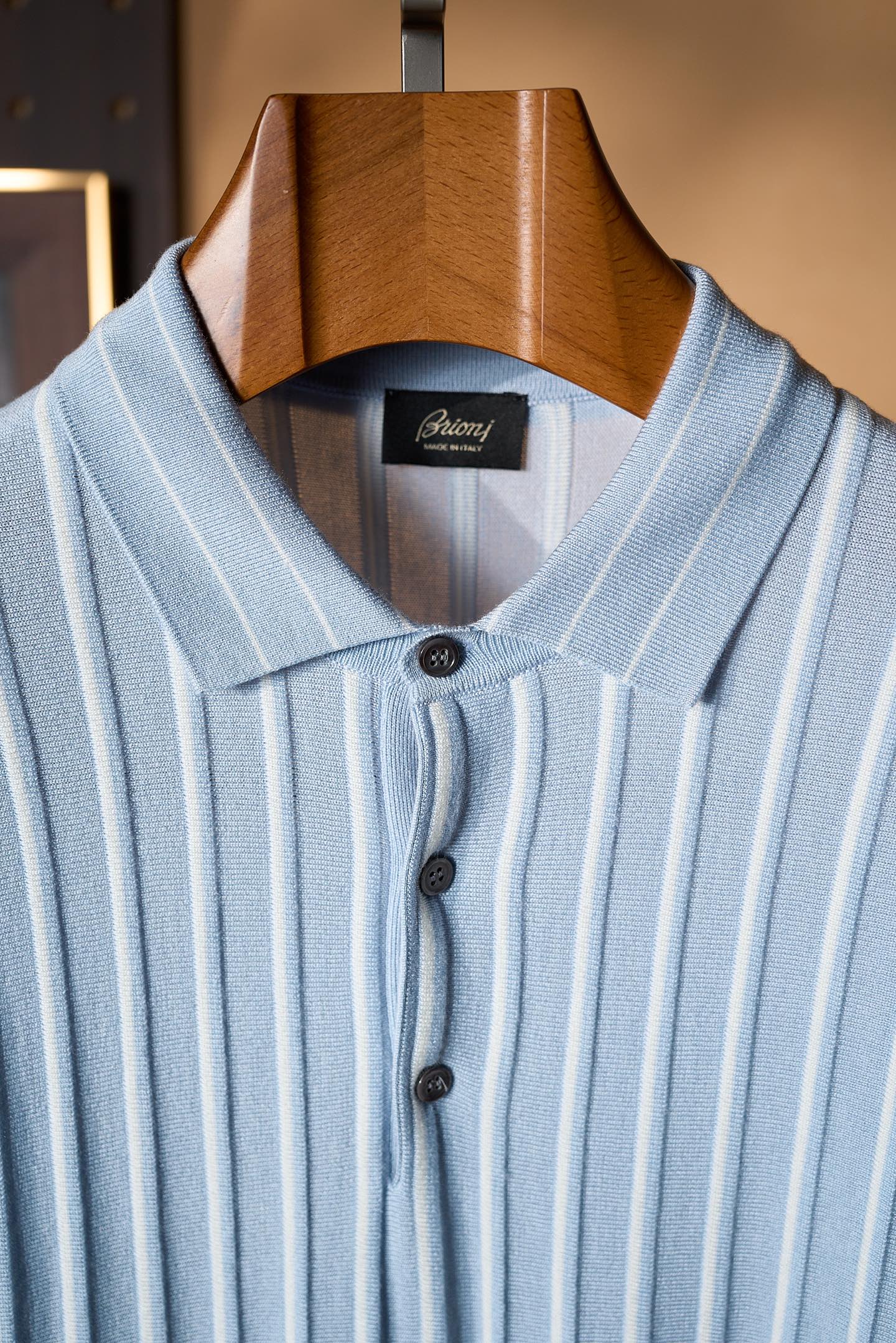 New#🟥 Brioni 布里奥尼 意大利感奢华独特三排粒扣设计简约精致翻领短袖针织POLO衫，竖条设计
