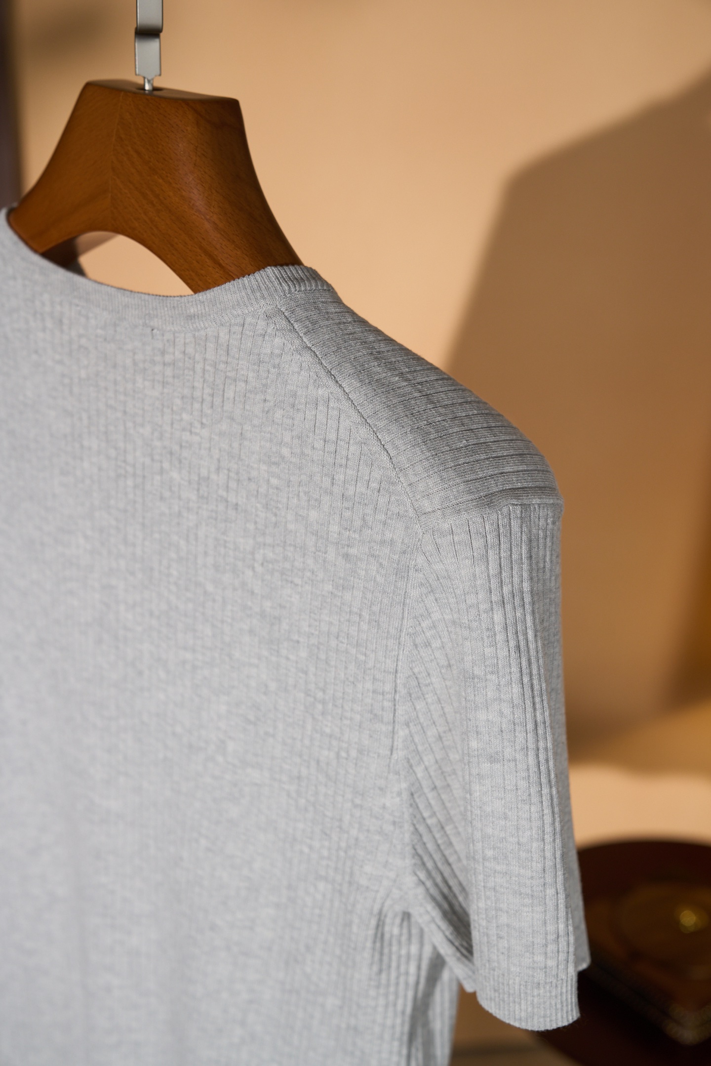 New#🟥Loro piana 诺悠翩雅，新款来袭夏日限定，温柔与雅致交织的宽条圆领针织衫！精选意大利匠