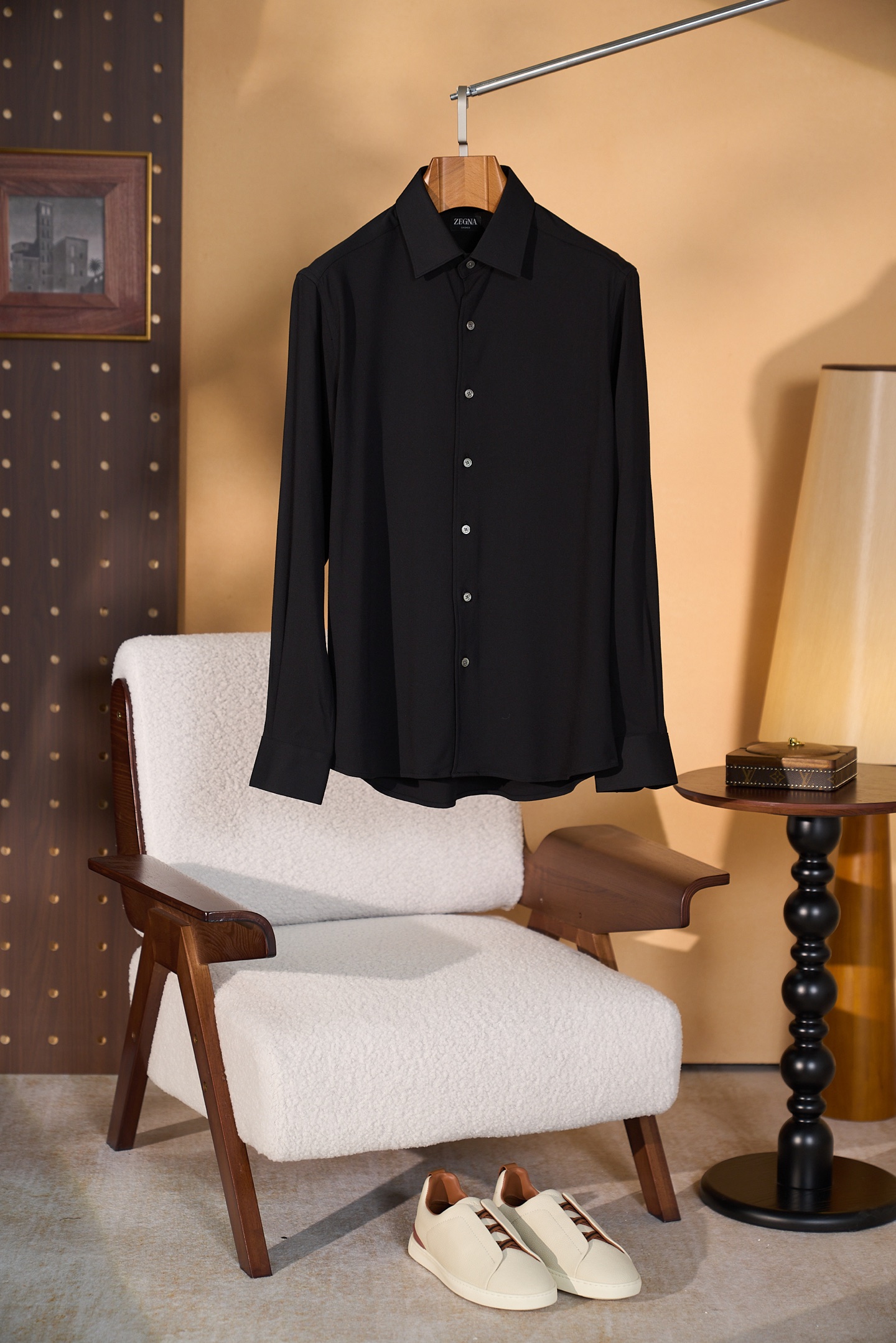 NO:831250,New# Zegna Zegna classic business solid color wool blended business shirt, this is a high-quality men's shirt that is always an indispensable fashion item. Zegna's main launch is this classic wool blended business shirt, which will bring you unparalleled comfort and elegance.  Selected high-quality wool blended fabrics cleverly combine the natural advantages of wool with the excellent performance of high-quality fibers. This unique fabric not only has excellent warmth retention, which can lock you in warmth in slightly cool business situations, but also has excellent breathability, allowing the skin to breathe freely, keeping you dry and comfortable even if you wear it for a long time.  The well-fitting shape accurately fits the body curve, showing a neat posture and confident temperament. Whether it is a crisp collar, exquisite cuffs, or smooth lines, every detail has been carefully crafted to highlight high-end quality. This shirt can be your right partner. In business meetings, important negotiations, or formal dinners, you can easily match it with various suits and ties, showing a professional and stable side. Colors: white, black, gray, blue, coffee  Size S-3XL (38-43),,zegna,shirts,business suit,ties,19860909New# Zegna 杰尼亚经典商务纯色羊毛混纺商务衬衫, 这是一款男士高品质的衬衫永远是不可或缺的时尚单品.杰家主力推出这款经典的羊毛混纺商务衬衫,它将为您带来无与伦比的舒适体验与优雅风范. 精选优质的羊毛混纺面料,巧妙融合了羊毛的天然优点与优质纤维的卓越性能.这种独特的面料不仅拥有出色的保暖性,能在微凉的商务场合中为您锁住温暖,还具备极佳的透气性,让肌肤自由呼吸,即使长时间穿着也能保持干爽舒适. 版型合身的精准贴合身体曲线,展现出利落的身姿与自信的气质.无论是挺括的衣领、精致的袖口,还是流畅的线条,每一处细节都经过精心雕琢,彰显高端品质. 这款衬衫能成为您的得力搭档.在商务会议、重要洽谈或是正式晚宴等场合,都能让你轻松搭配各种西装与领带,展现出专业与稳重的一面. 颜色白色 黑色 灰色 蓝色 咖色 码数S-3XL (38-43),,zegna,shirts,business suit,ties,,Men's clothing