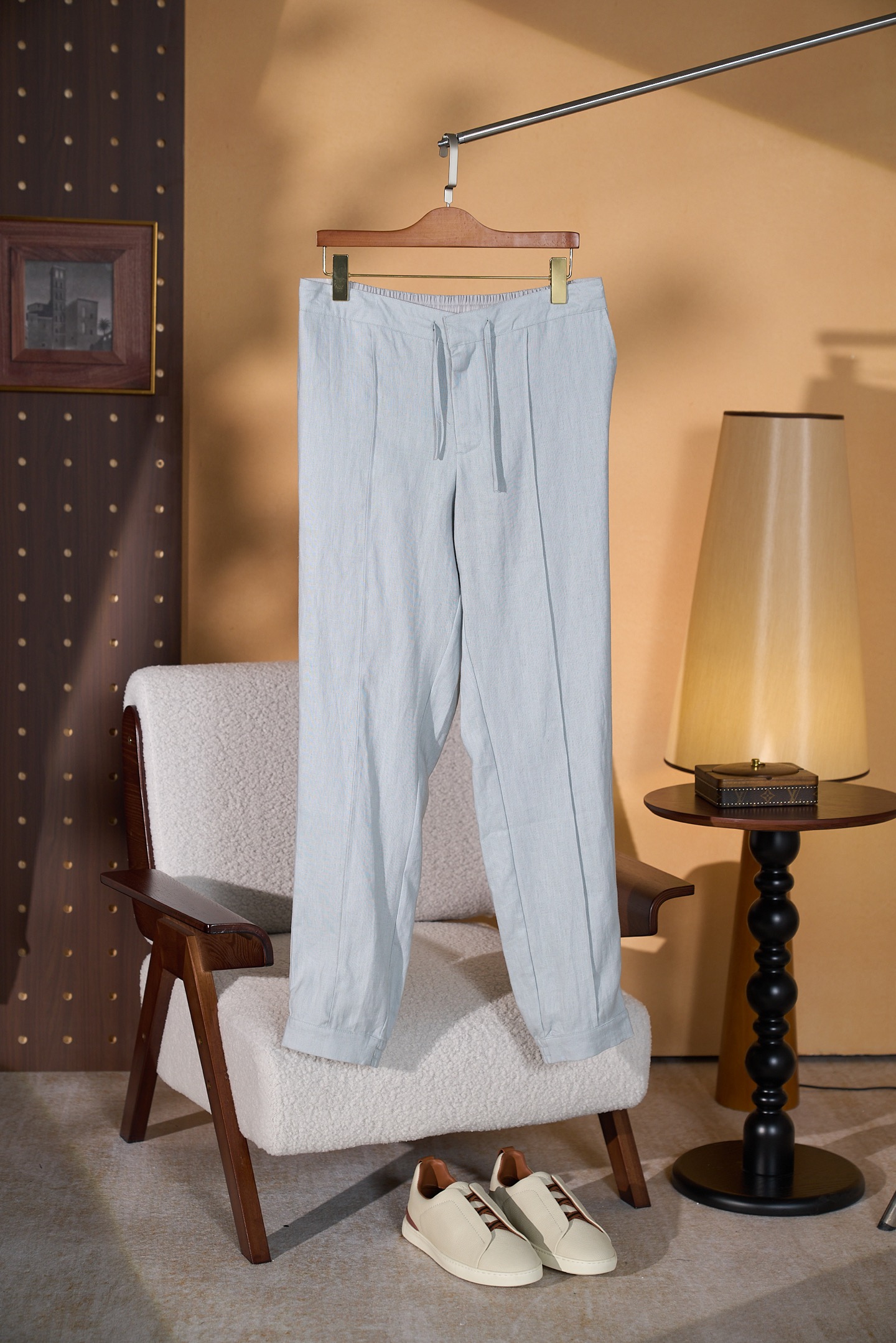 NO:831266,New# EZ Ermenegildo Zegna men's casual five-color drawstring style uses linen blended fabric to create comfortable and breathable casual pants. EZ's casual five-color drawstring style indeed brings unparalleled comfort and breathability to the wearer with its unique linen blended fabric. This fabric not only has the natural advantages of linen, such as excellent breathability and moisture absorption, but also combines the softness and durability of other fibers, making the entire pair of pants both lightweight and durable.  The drawstring design adds convenience to these casual pants. No matter how your waistline changes, it can be easily adjusted to ensure wearing comfort. Moreover, these pants can be easily matched with various clothing to meet your dressing needs for different occasions. Whether it is a summer beach vacation or daily leisure time, it can bring you a comfortable wearing experience and show your unique taste and fashion attitude. Colors: White, Apricot, Khaki, Gray, Dark Blue  Size M-3XL (48-56),,zegna,19860909New# EZ 杰尼亚 男士休闲五色入抽绳款采用亚麻混纺面料打造舒适透气休闲裤,EZ家休闲五色入抽绳款确实凭借其独特的亚麻混纺面料,为穿着者带来了无与伦比的舒适与透气感.这种面料不仅具有亚麻的天然优点,如出色的透气性和吸湿性,还结合了其他纤维的柔软与耐用,使得整条裤子既轻盈又耐穿. 抽绳的设计更是为这款休闲裤增添了便捷性,无论您的腰围如何变化,都能轻松调节,确保穿着的舒适度.而且这裤子还能够轻松搭配各种服饰,满足您不同场合的穿着需求. 无论是夏日的海滩度假,还是日常的休闲时光,它都能够为您带来舒适的穿着体验,还能展现出您的独特品味与时尚态度. 颜色白色 杏色 卡其 灰色 深蓝 码数M-3XL（48-56）,,zegna,,Men's clothing