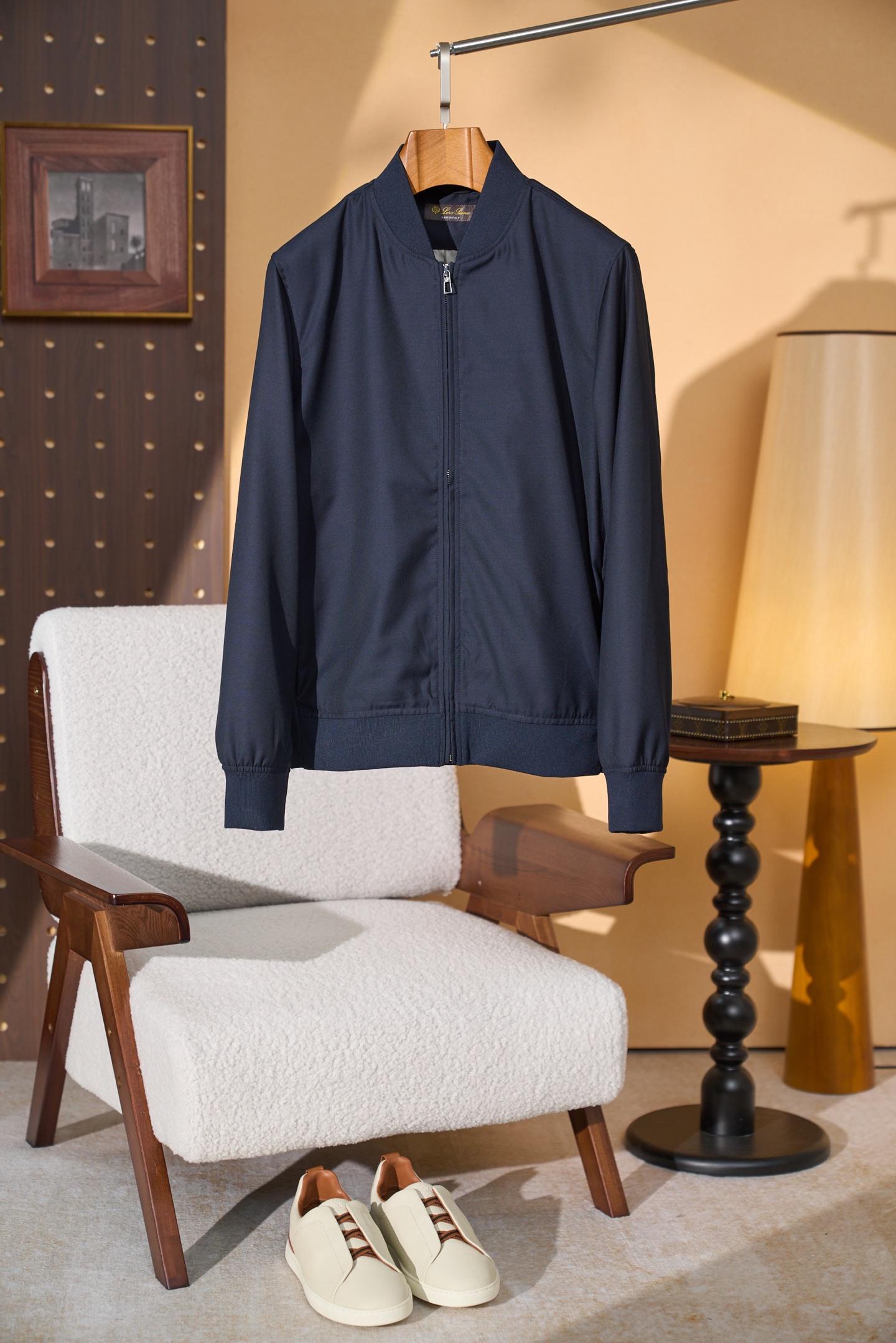 NO:756841,New# LP Nuoyoupanya Laoqian casual men's jackets are a highlight of the brand. They are loved by men for their exquisite craftsmanship, high-quality fabrics and fashionable designs. These jackets are usually made of light, soft and breathable fabrics, such as cashmere, wool blends, etc. to ensure comfort and warmth. The tailoring pays attention to the balance between looseness and fit, showing a casual style without losing a sense of sophistication.  It makes the overall shape more three-dimensional and layered. At the same time, the brand also pays attention to details, such as zippers, buttons, cuffs, etc., which are carefully designed and produced to show high-quality craftsmanship. Water is a clothing product that combines fashion and comfort. Both quality and design demonstrate the brand's pursuit of excellence!  Color Blue Khaki Size M-3XL (48-56),,loro piana,jackets & coats,jackets & coats,19860909New# LP 诺悠翩雅 老钱休闲男士夹克外套是品牌的一大亮点,以其精湛的工艺、高品质的面料和时尚的设计而受到广大男士的喜爱. 这些外套通常采用轻薄、柔软且透气的面料,如小羊绒、羊毛混纺等,确保穿着的舒适性和温暖度,剪裁上注重宽松与合身的平衡,既展现出休闲的风范,又不失精致感. 使得整体造型更加立体和富有层次感.同时,品牌也注重细节的处理,如拉链、纽扣、袖口等都经过精心设计和制作,展现出高品质的工艺水是一种兼具时尚与舒适度的服装产品,无论是品质还是设计都展现了品牌的卓越追求！ 颜色蓝色 卡其 码数M-3XL（48-56）,,loro piana,jackets & coats,jackets & coats,,Men's clothing