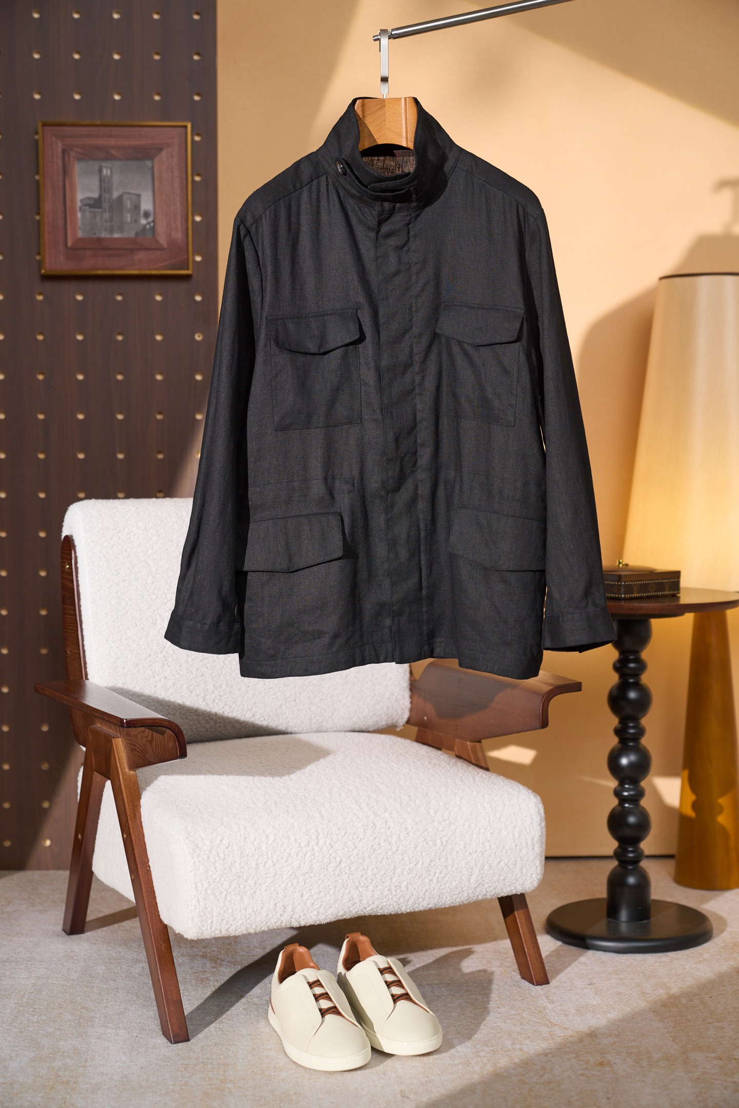 NO:756843,New# LP Traveler Men's Outdoor Linen Hunting Jacket, as an indispensable and intimate companion on the road, this classic Traveler jacket combines functionality, versatility and comfort. The unique easy and casual drape is reinterpreted with elegant linen and washed to create a soft feel and matte appearance. The jacket has smooth cutting lines and a simple yet refined design. It is equipped with a series of practical multi-functional pockets that can easily accommodate daily necessities.  It adopts a classic hunting suit design, with simple and smooth overall lines, exuding a tough and capable atmosphere. The stand-up collar design not only effectively prevents wind, but also adds a spirit and neatness to the overall shape.  Fabric is the soul of a piece of clothing. This jacket uses linen fabric, which is the perfect combination of nature and comfort. Linen fiber has good air permeability and moisture absorption, allowing the skin to breathe freely, keeping it dry and comfortable even in hot weather. Its natural texture gives the jacket a unique texture and luster, showing a simple and noble temperament. At the same time, linen fabric also has certain antibacterial and anti-mite properties, and is friendly to the skin, making you healthier and safer to wear. Color black coffee apricot  Size M-3XL (48-56),,loro piana,jackets & coats,19860909New# LP Traveller男士户外亚麻猎装夹克,作为旅途中不可或缺的贴心伴侣,这款经典Traveller夹克集功能性、百搭性与舒适性于一身.独特的轻松随性的垂褶,以典雅的亚麻重新演绎,经水洗处理,打造柔软的手感和哑光外观.夹克剪裁线条流畅,设计简约而不失精致,配备一系列实用的多功能口袋,可轻松容纳日常必需品. 采用了经典的猎装设计,整体线条简洁流畅,散发着硬朗与干练的气息.立领的设计不仅能够有效防风,还为整体造型增添了一份精神与利落. 面料是一款衣服的灵魂所在,这款夹克选用了亚麻面料,堪称自然与舒适的完美结合.亚麻纤维具有良好的透气性和吸湿性,能够让皮肤自由呼吸,即使在炎热的天气里,也能保持干爽舒适.它天然的质感赋予了夹克独特的纹理和光泽,展现出一种质朴而又高贵的气质.同时,亚麻面料还具有一定的抗菌防螨性能,对皮肤友好,让你穿着更加健康安心. 颜色黑色 咖色 杏色 码数M-3XL（48-56）,,loro piana,jackets & coats,,Men's clothing
