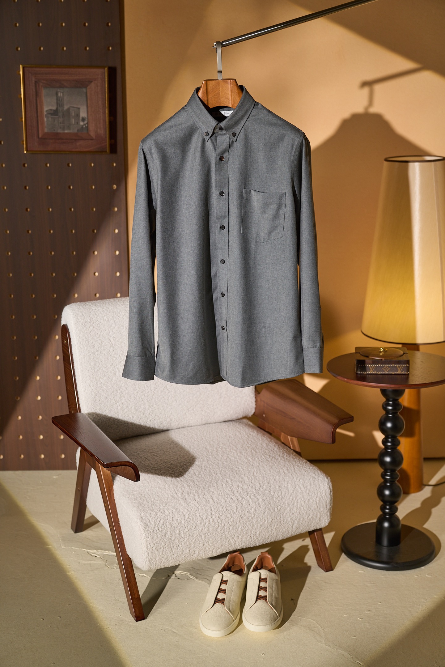 NO:834978,New# LP Old Money Style Men's Collar-Button Wool Men's Shirt, sold through trading company channels, in perfect condition, pure bloodline quality, wool blended cotton regular fit shirt, King's Gift' series, it is the right choice to choose him! The typical Italian style fashion is very sophisticated in terms of fabric selection and craftsmanship, which is very consistent with the LP aesthetic tone, low-key and luxurious, elegant and noble, every detail is a testament to the brand's own high-end sense! The fabrics and shell buttons used are all heavyweight Turkish wool fabrics, custom-woven and dyed in the old-fashioned Italian workshops. The texture is fine and soft, full of cotton feel, and the experience is excellent! The details are also excellent, with a small business feel. It does not feel itchy when it comes into contact with the skin, giving people an elegant and comfortable wearing experience! The simple and neat tailoring can highlight the highlights of the details. Color gray blue Code number S-3XL (38-43), loro piana,shirts,19860909New# LP 老钱风 男士领扣羊毛男士衬衫,贸易公司渠道货,品相完美如斯,纯正血统品质,羊毛混纺綿常规版型衬衫,国王的礼物”系列,选他是正确的！颇具意大利典型风格的时装,在面料选取和工艺方面都相当考究,极符合LP美学基调,低调且奢华,优雅且高贵,每一个细节都在力证品牌自身的高级感！ 采用的面料和贝壳纽扣都是进口重磅土耳其进口羊毛面料,意大利本土老牌工坊成衣工序定织定染,肌理细腻柔软,棉感十足,体验感极佳！ 在细节方面亦是非常出色,小商务感.穿着时与皮肤接触无刺痒感,给人以高雅舒适的穿着体验！简单利落的剪裁更能突显出细节的亮点. 颜色灰色 蓝色 码数S-3XL（38-43）,,loro piana,shirts,,Men's clothing