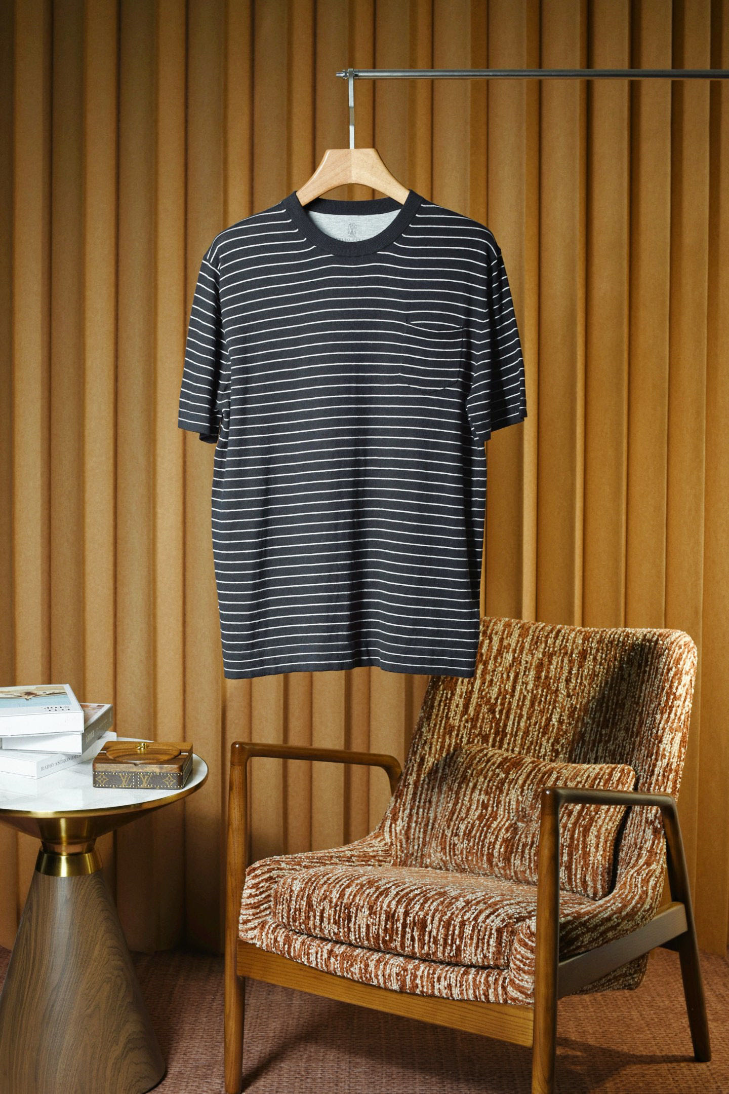 NO:834982,New# Brunello cucinelli Italian BC new fall classic men's contrasting striped round neck short-sleeved shirt. The classic striped design is simple but stylish, unlocking 'worry-free dressing in the closet'. Customer-supplied yarn 96 linen 4 spandex, super drapey and breathable ingot needle yarn knitted round neck knitted short sleeves, gold matching yarn, luxurious natural touch, ultra-comfortable and ultra-thin striped inter-color round neck sweater!  The sweater is far more comfortable and comfortable than a T-shirt. It is an impeccable light business casual sweater. The classic black and white stripes show the quality in every detail!  The unique porous structure of flax fiber allows air to freely shuttle between the fabrics, keeping the body surface dry at all times even in the scorching sun; cotton fiber neutralizes the roughness of linen, bringing a delicate touch like baby skin, saying goodbye to summer stickiness and making it comfortable to wear all day long.  Using the exquisite ingot needle knitting process, the concave and convex three-dimensional texture gives the fabric a unique sense of muscles. The naturally draped silhouette fits the body shape but is not tight, and the hem is light when walking, which can easily modify the body shape. Even fat men can wear it to look tall and elegant. It has excellent anti-wrinkle performance, and it will instantly return to flatness as soon as it is hung up, maintaining a neat appearance. It is calm and elegant without losing the sense of sophistication. The neckline is specially shaped to prevent it from deforming after long-term wear, making it easy to handle business meetings!  Color Black Brown Size M-4XL (48-58),, brunello cucinelli, T-shirt, tees, t-shirt, gold,19860909New# Brunello cucinelli 意大利BC 秋季新款经典男士撞色条纹圆领短袖衫.经典条纹设计简约而不失格调解锁“进柜穿搭无忧”.客供纱线96亚麻4氨纶,超垂感透气元宝针色织圆领针织短袖,黄金配比纱线,奢享天然触感,超舒适超薄条纹间色圆领针织衫 ！针织衫舒适体感远超T恤一件无可挑剔的轻商务休闲针织衫 经典的黑白条纹 细节之处,尽显品质！ 亚麻纤维独特的多孔结构,让空气在面料间自由穿梭,即使烈日当头也能时刻保持体表干爽；棉纤维则中和亚麻的粗粝感,带来婴儿肌般的细腻触感,告别夏日粘腻,穿着一整天都舒适自在. 采用考究的元宝针编织工艺,凹凸有致的立体纹理赋予面料独特的筋骨感.自然垂坠的廓形贴合身形却不紧绷,行走间衣摆轻扬,轻松修饰身形,微胖男士也能穿出挺拔气质.抗皱性能卓越,随手一挂即刻恢复平整,保持利落体面.沉稳大气又不失精致感.领口经特殊定型处理,久穿不易变形,轻松驾驭商务会议！ 颜色黑色 咖色 码数 M-4XL（48-58）,,brunello cucinelli,T-shirt,tees，t-shirt,gold,,Men's clothing