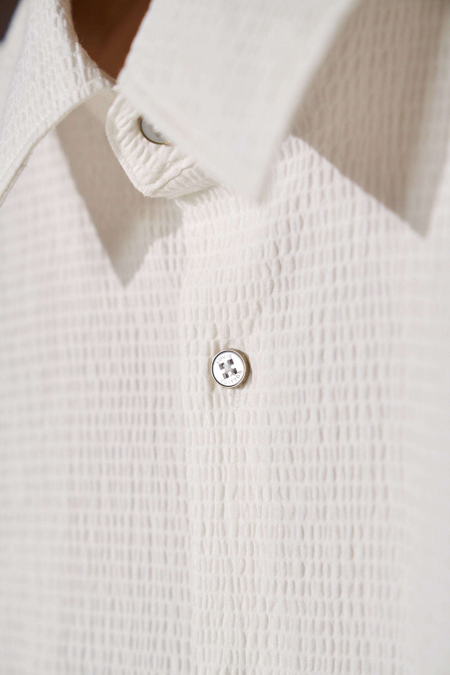 New#🟥「把月光白穿在身上，LV独有的松弛高级感🤍」纯净米白泡泡纱肌理自带空气感，自带凉感透气不闷汗，