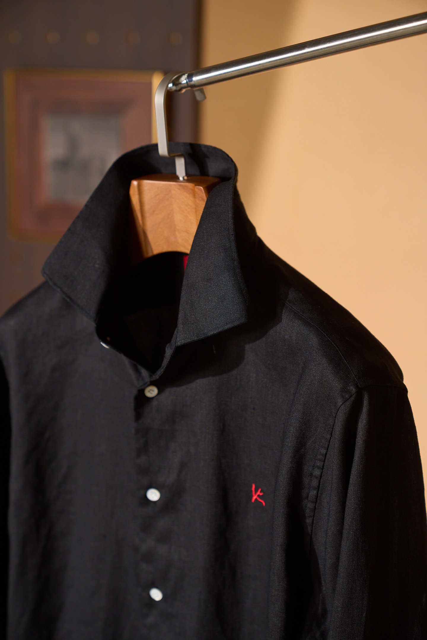 New#🟥当黑亚麻遇上那不勒斯的红珊瑚，是老钱风最懂的“闷骚浪漫”。这件ISAIA衬衫，把意式的松弛与精