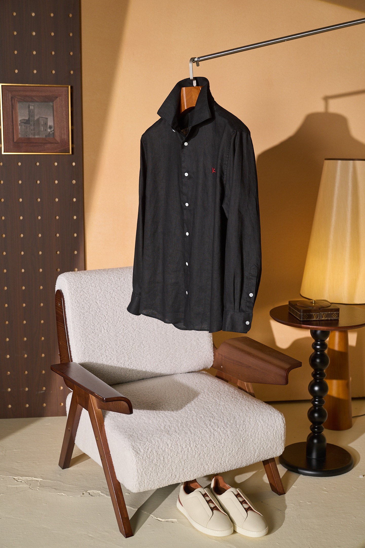 New#🟥当黑亚麻遇上那不勒斯的红珊瑚，是老钱风最懂的“闷骚浪漫”。这件ISAIA衬衫，把意式的松弛与精