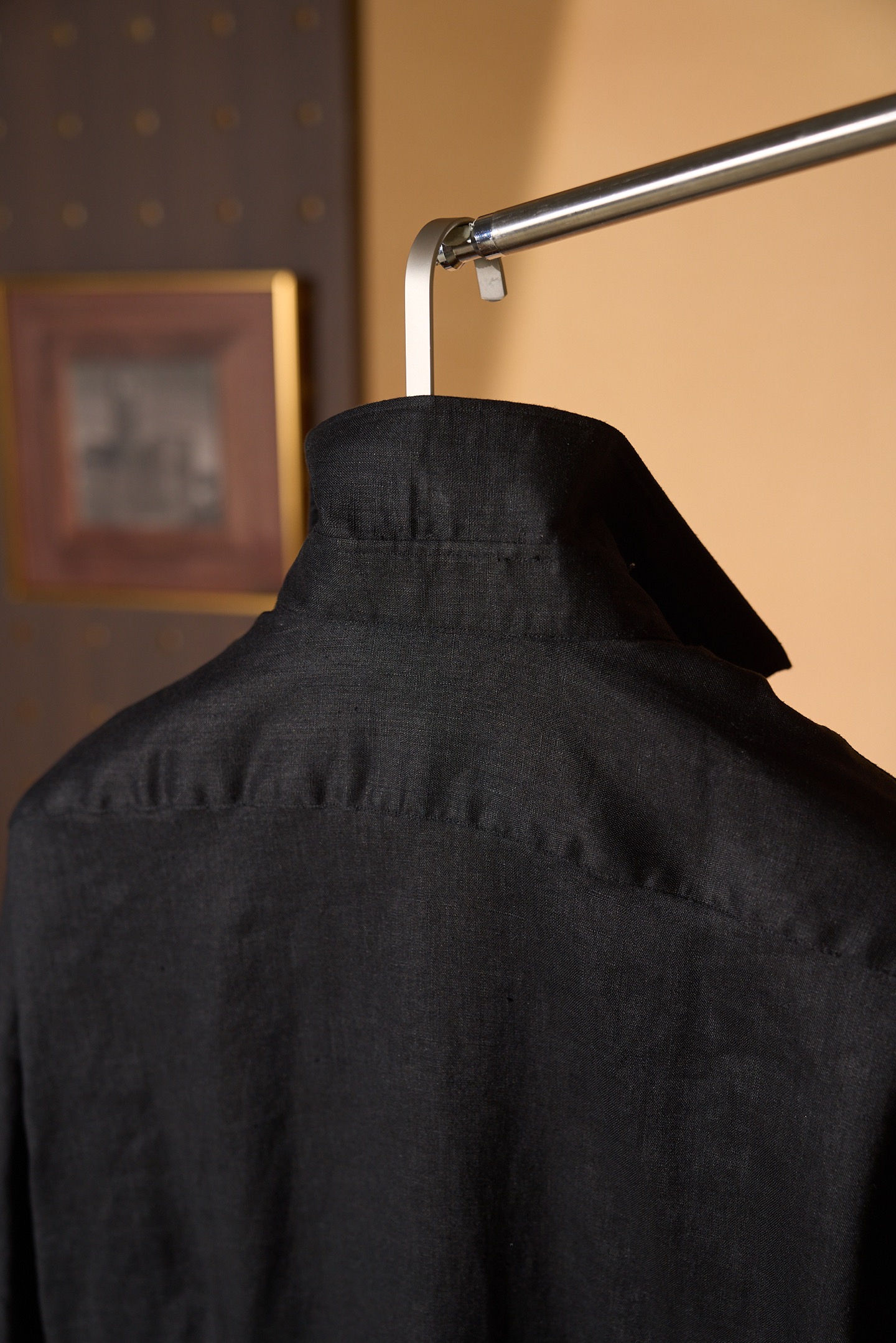 New#🟥当黑亚麻遇上那不勒斯的红珊瑚，是老钱风最懂的“闷骚浪漫”。这件ISAIA衬衫，把意式的松弛与精