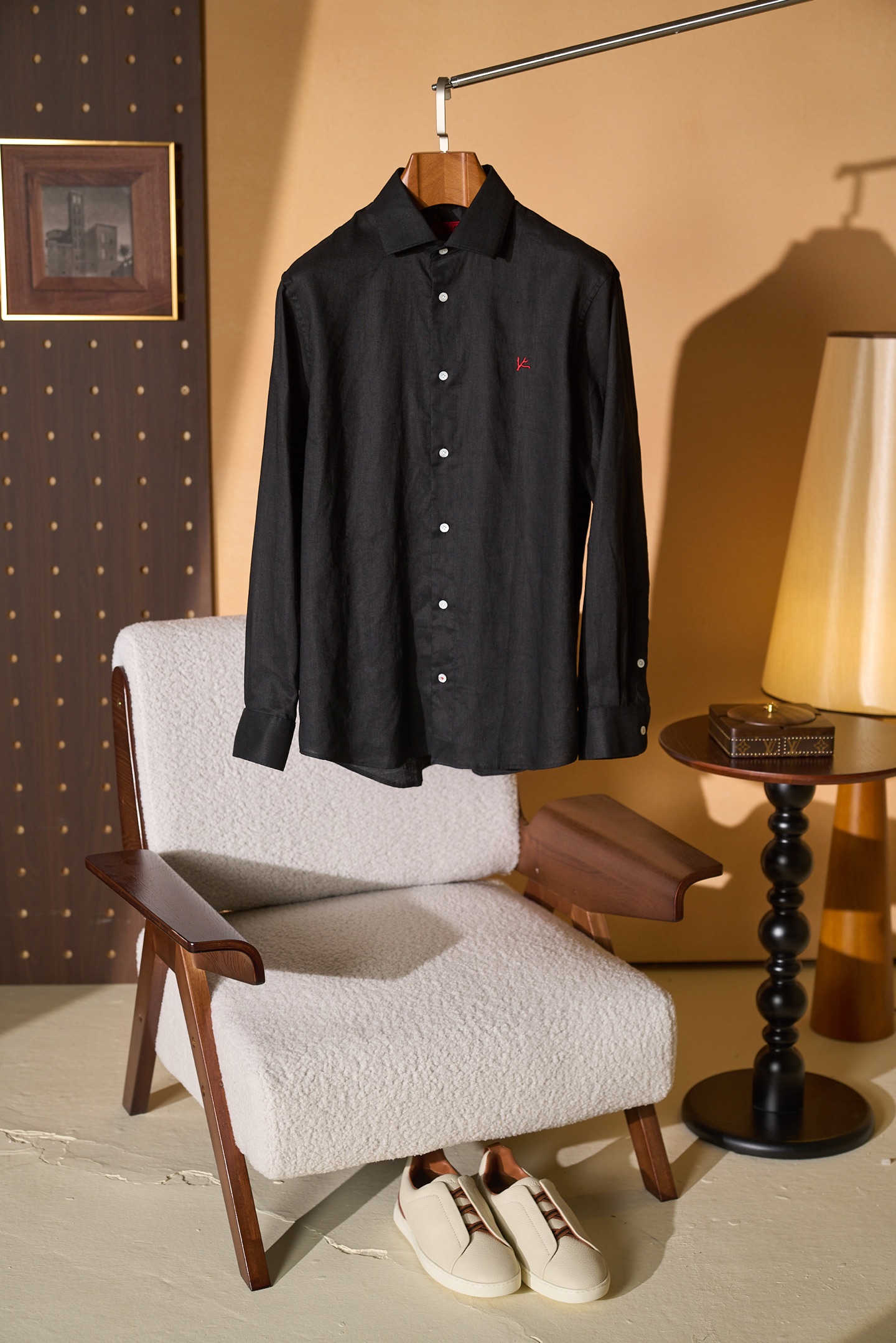 New#🟥当黑亚麻遇上那不勒斯的红珊瑚，是老钱风最懂的“闷骚浪漫”。这件ISAIA衬衫，把意式的松弛与精