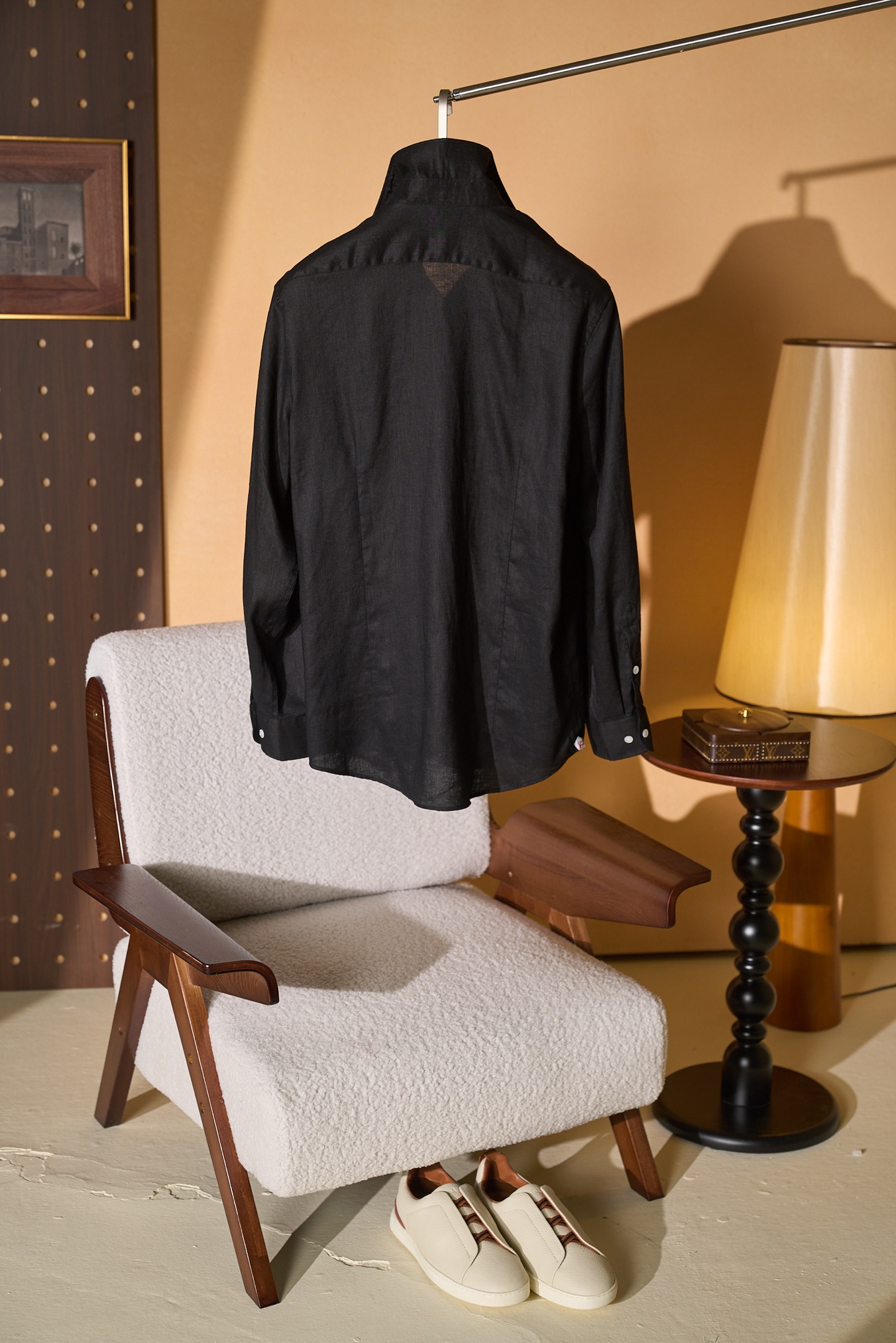 New#🟥当黑亚麻遇上那不勒斯的红珊瑚，是老钱风最懂的“闷骚浪漫”。这件ISAIA衬衫，把意式的松弛与精