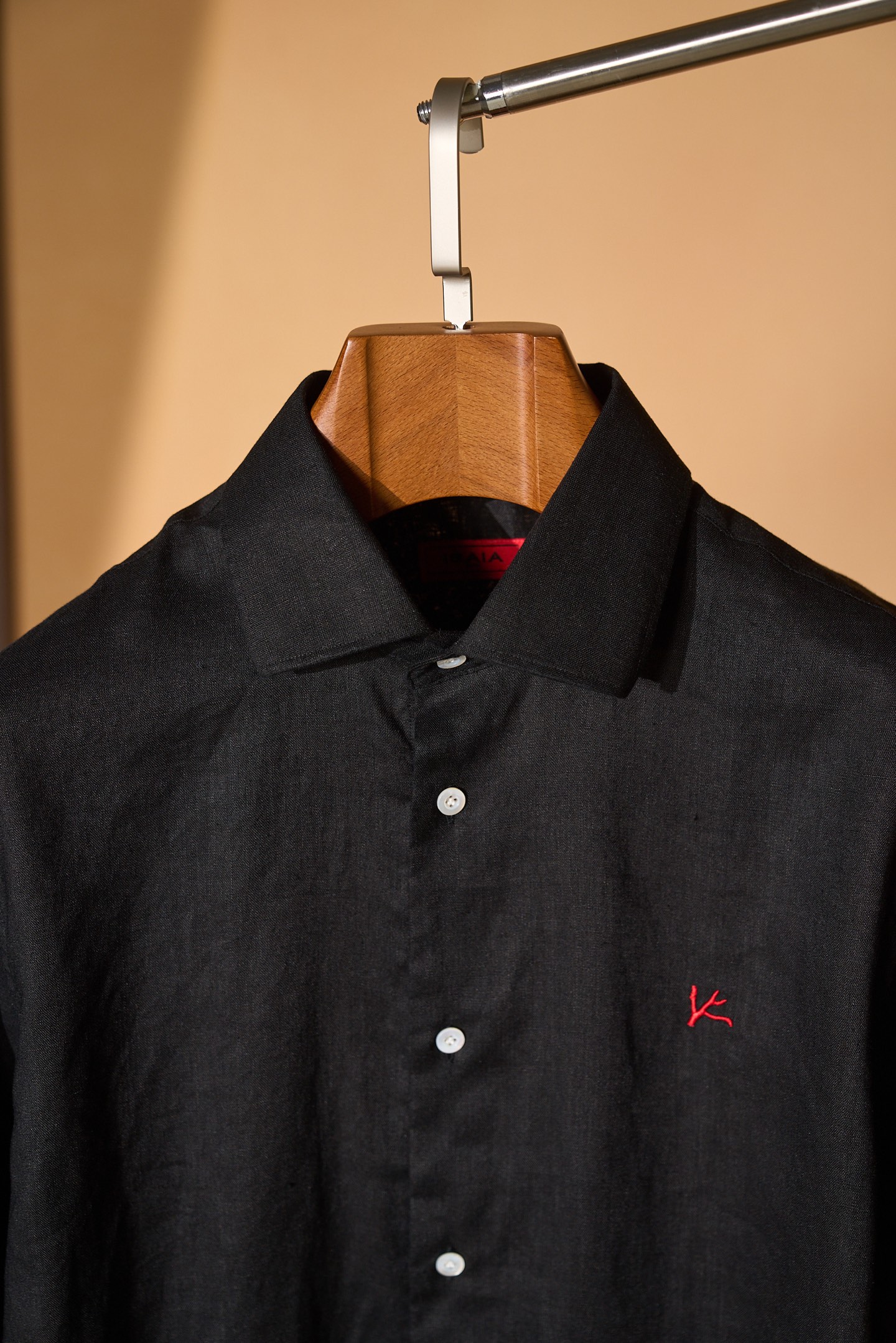 New#🟥当黑亚麻遇上那不勒斯的红珊瑚，是老钱风最懂的“闷骚浪漫”。这件ISAIA衬衫，把意式的松弛与精