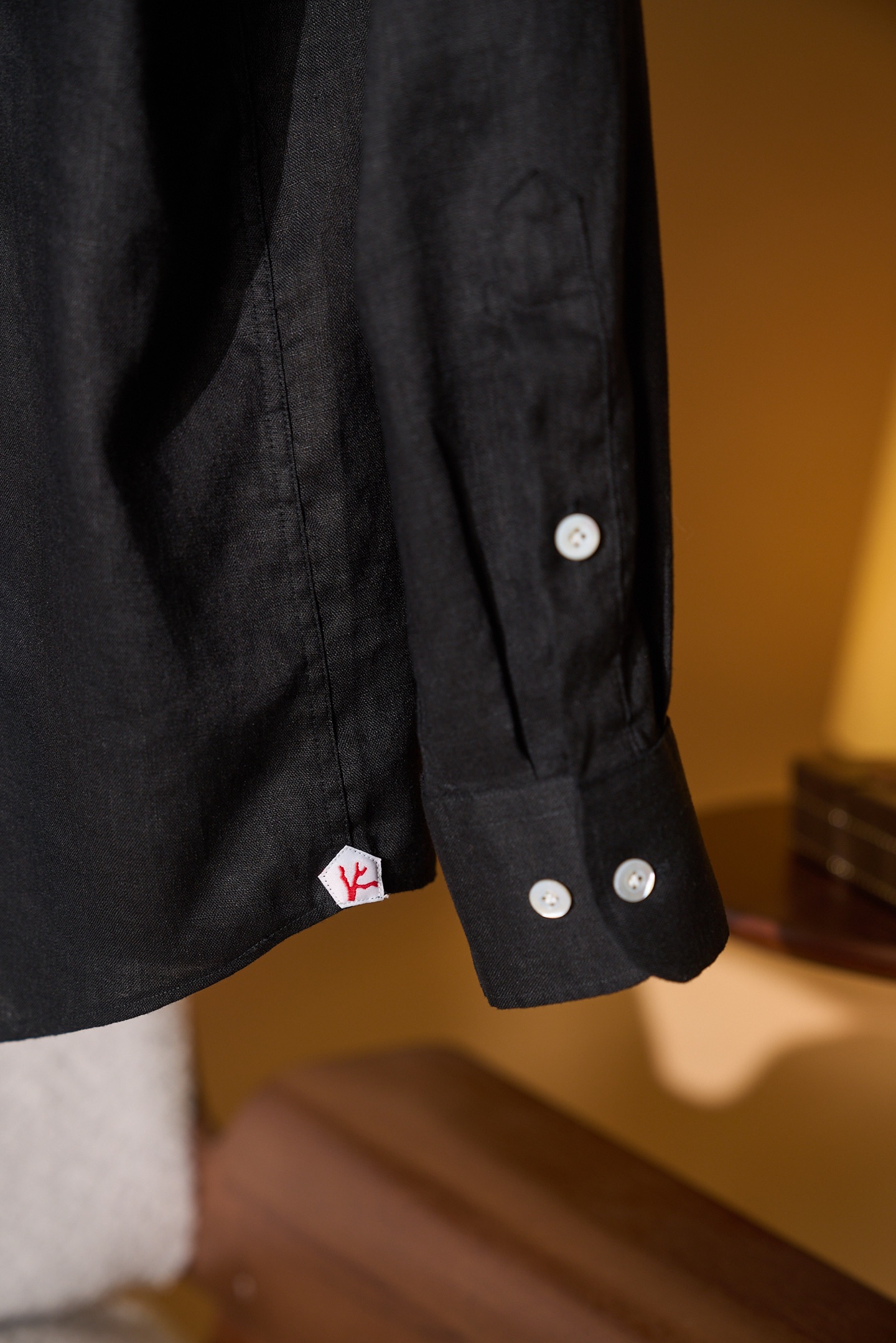 New#🟥当黑亚麻遇上那不勒斯的红珊瑚，是老钱风最懂的“闷骚浪漫”。这件ISAIA衬衫，把意式的松弛与精