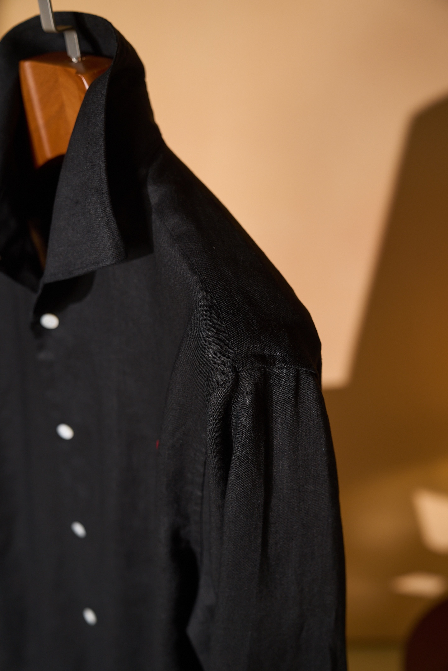 New#🟥当黑亚麻遇上那不勒斯的红珊瑚，是老钱风最懂的“闷骚浪漫”。这件ISAIA衬衫，把意式的松弛与精