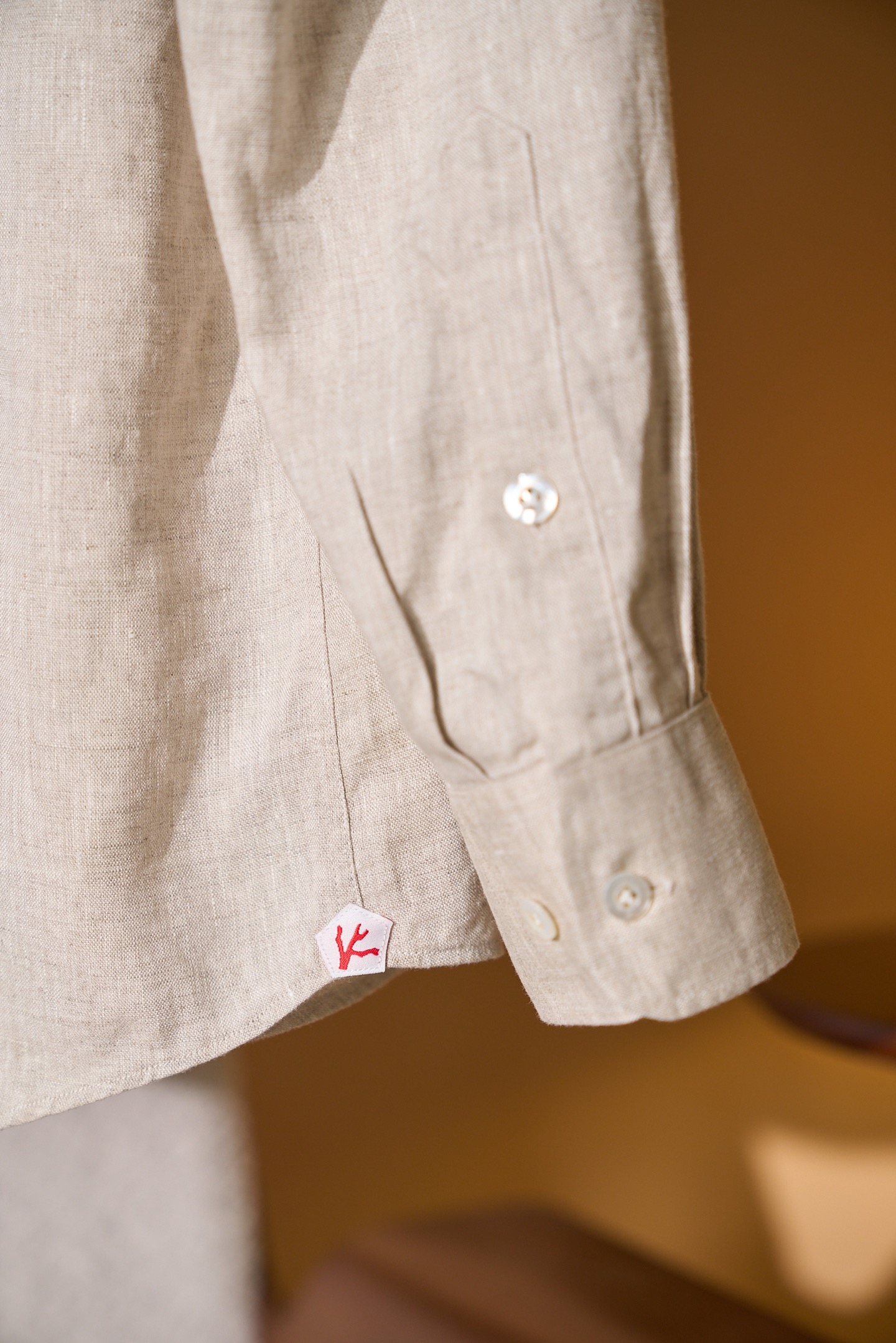 New#🟥ISAIA这件米色亚麻衬衫，直接把“不费力的高级感”焊在了身上，藏在这一件米色亚麻衬衫里。天然