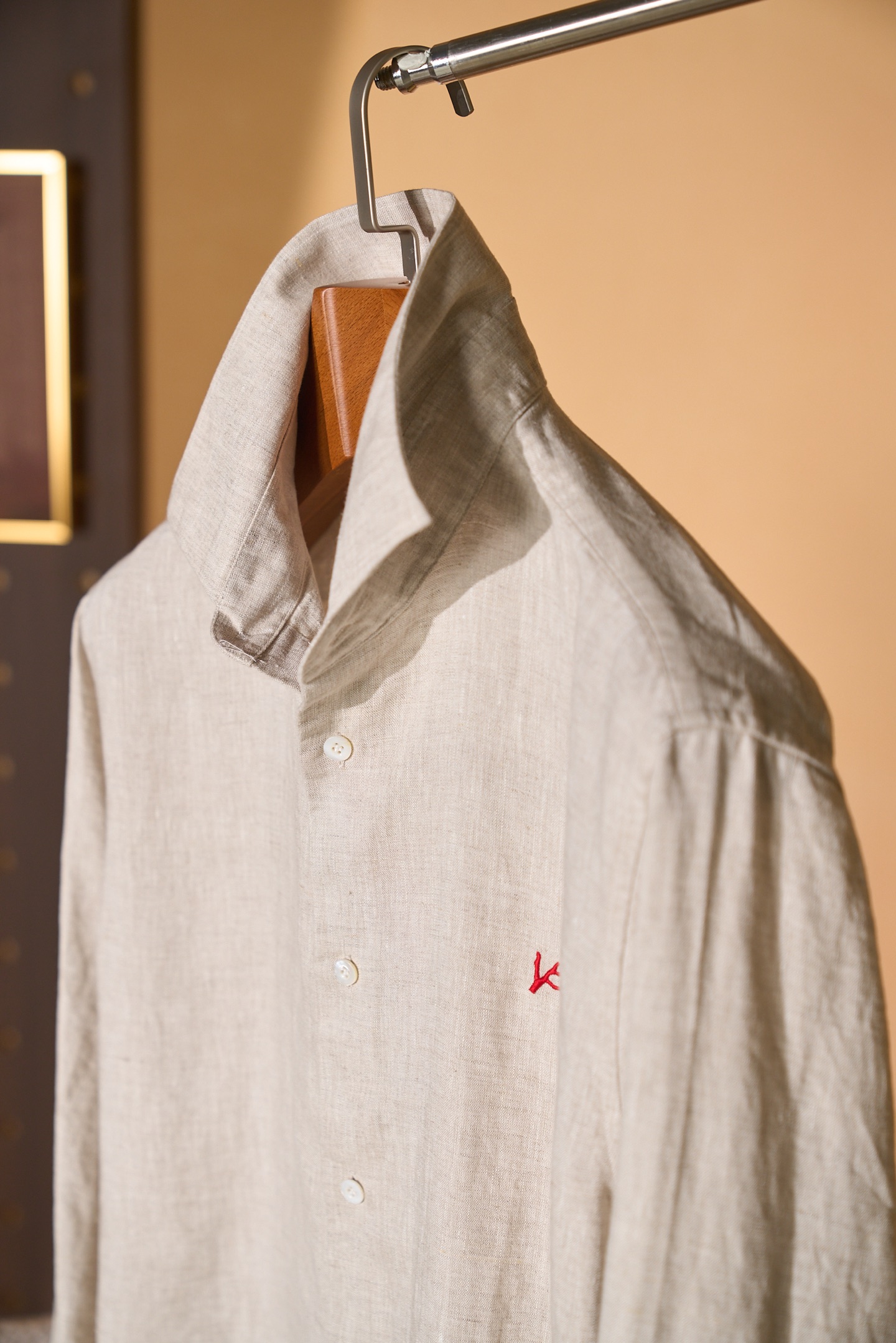 New#🟥ISAIA这件米色亚麻衬衫，直接把“不费力的高级感”焊在了身上，藏在这一件米色亚麻衬衫里。天然