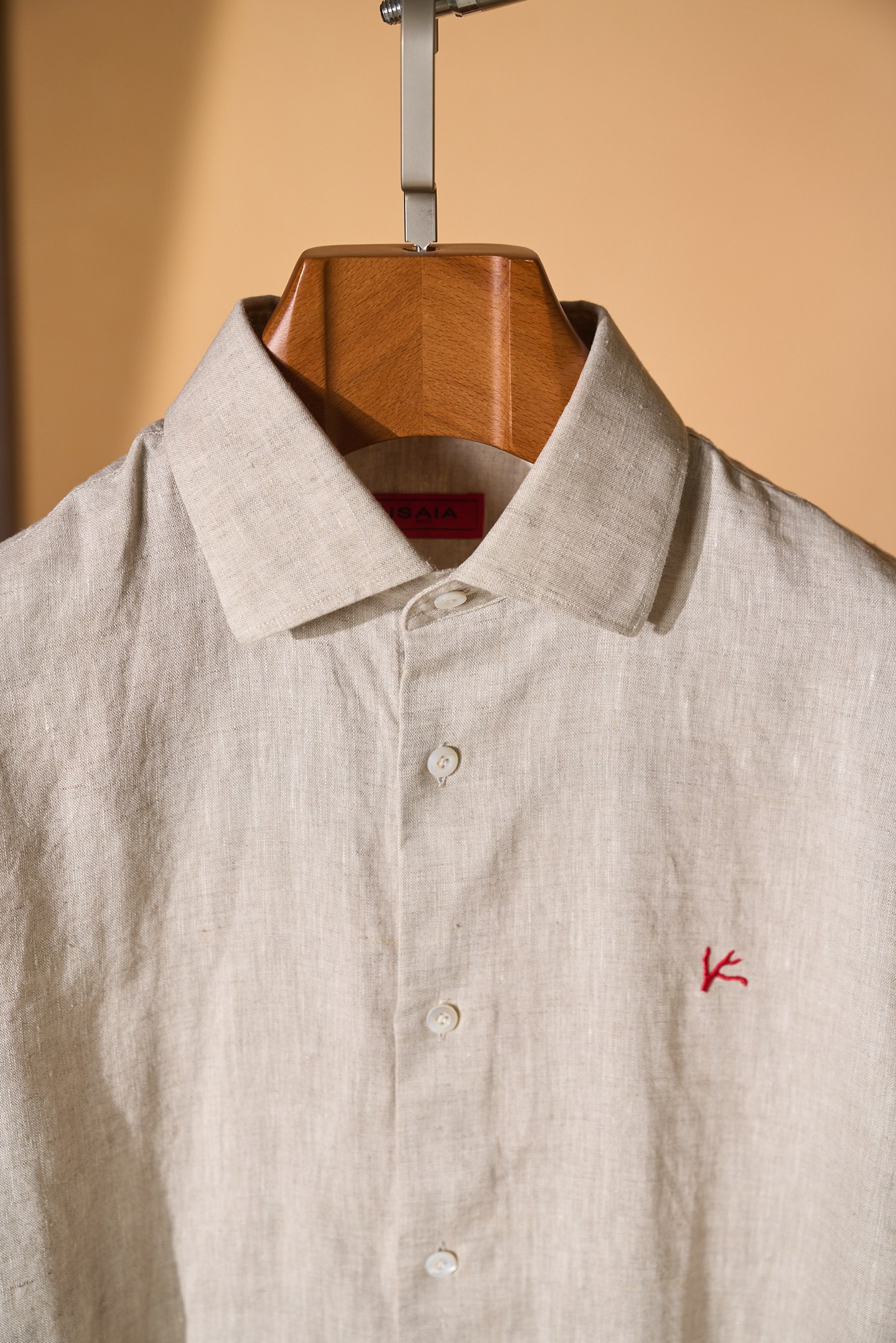 New#🟥ISAIA这件米色亚麻衬衫，直接把“不费力的高级感”焊在了身上，藏在这一件米色亚麻衬衫里。天然