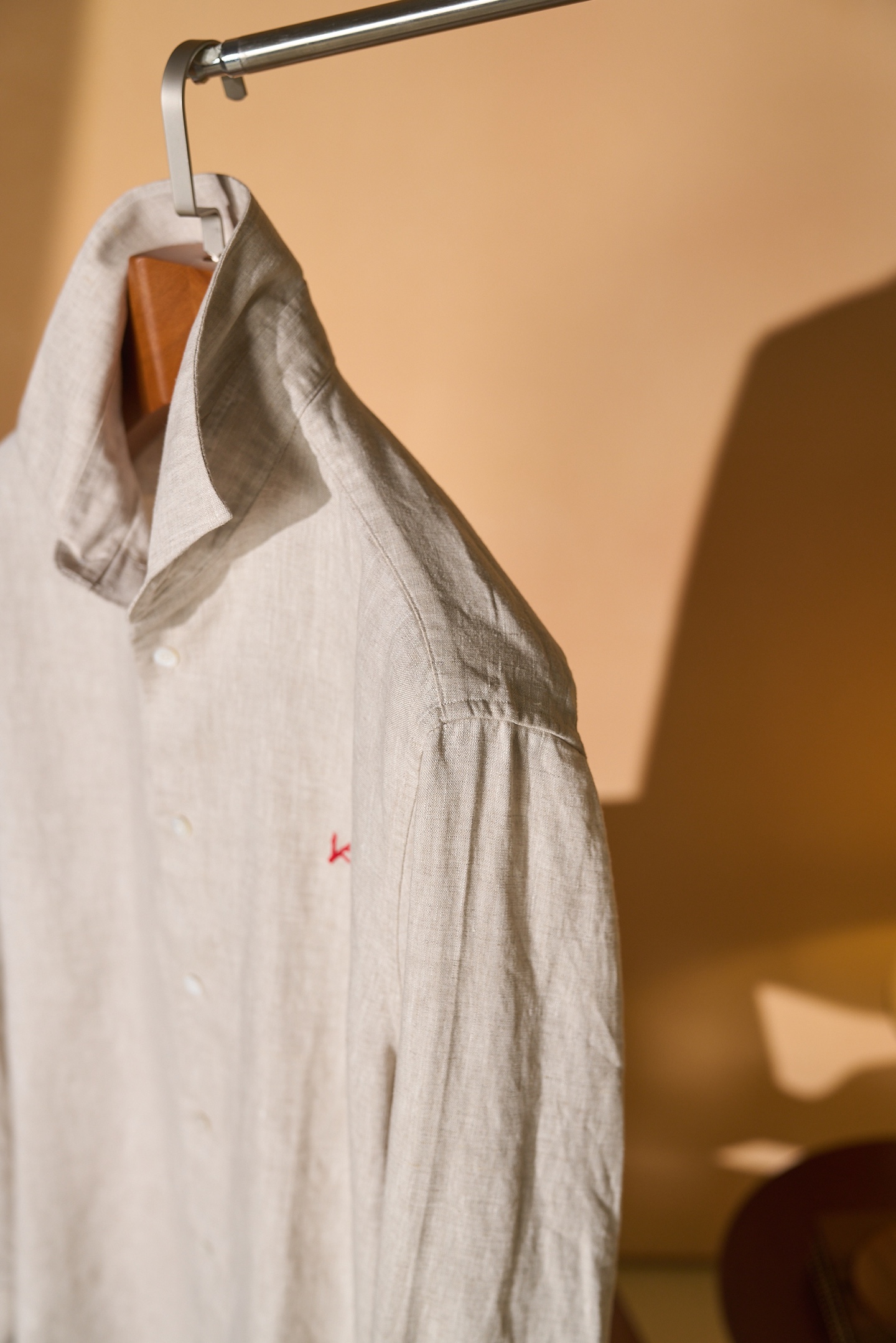 New#🟥ISAIA这件米色亚麻衬衫，直接把“不费力的高级感”焊在了身上，藏在这一件米色亚麻衬衫里。天然