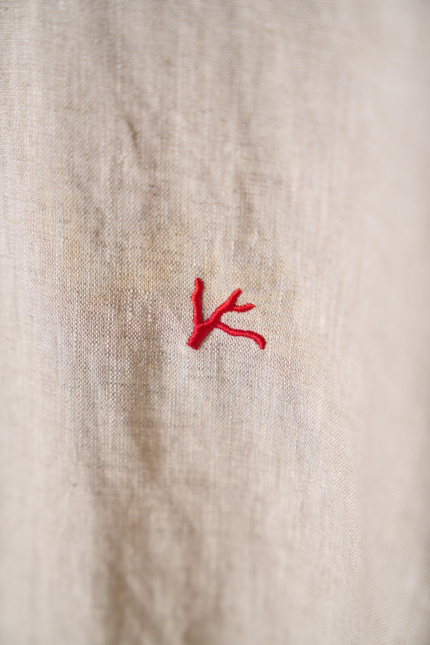 New#🟥ISAIA这件米色亚麻衬衫，直接把“不费力的高级感”焊在了身上，藏在这一件米色亚麻衬衫里。天然