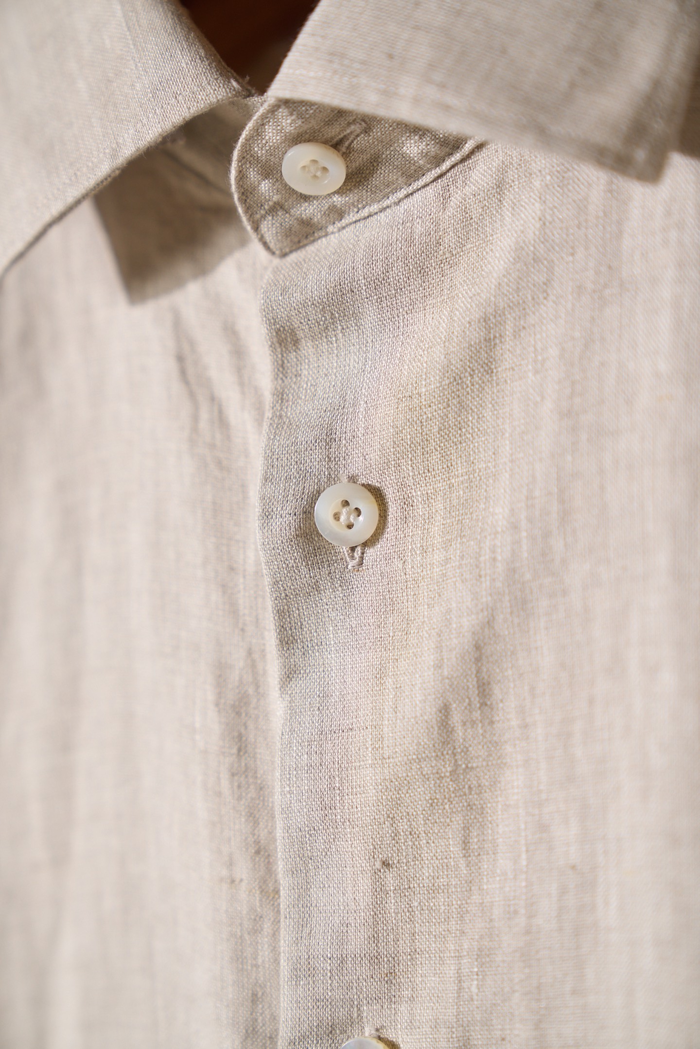 New#🟥ISAIA这件米色亚麻衬衫，直接把“不费力的高级感”焊在了身上，藏在这一件米色亚麻衬衫里。天然