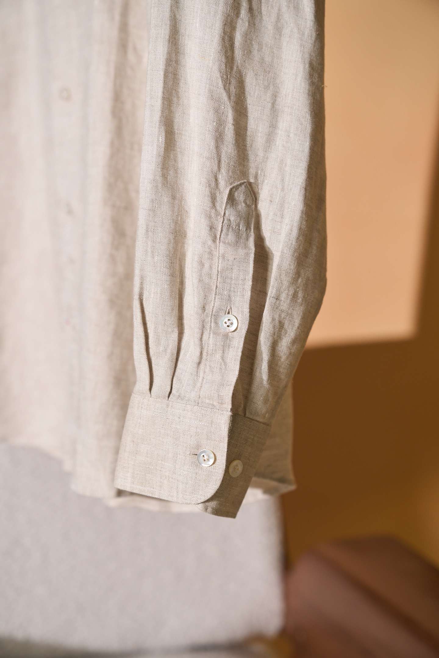 New#🟥ISAIA这件米色亚麻衬衫，直接把“不费力的高级感”焊在了身上，藏在这一件米色亚麻衬衫里。天然