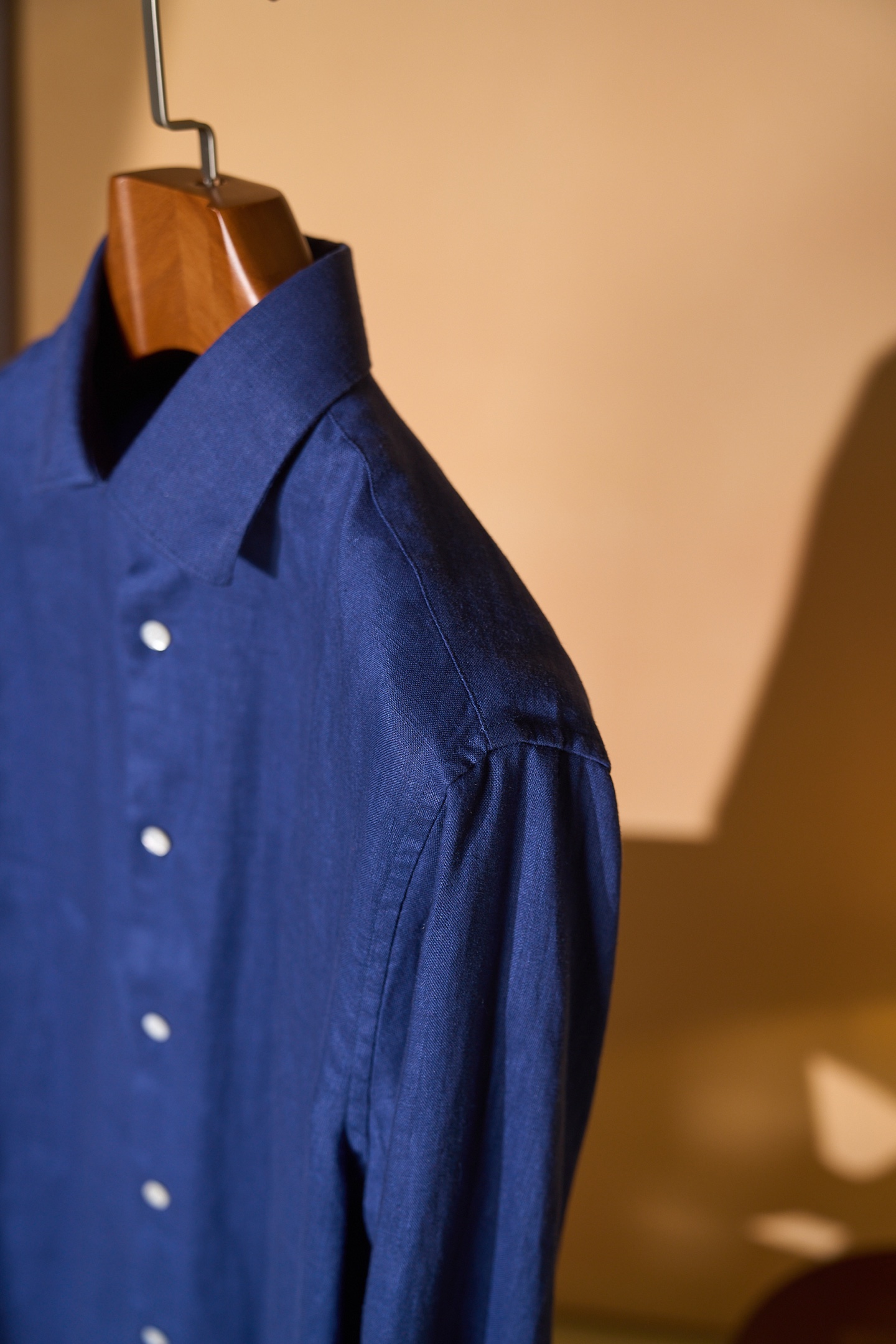 New#🟥ISAIA这件藏蓝色亚麻衬衫，直接把“低调的高级感”焊在了身上。深邃的藏蓝色自带沉稳滤镜，天然