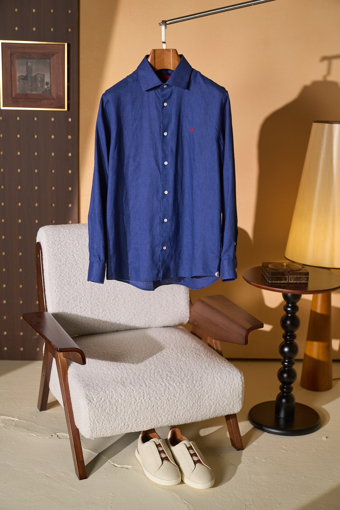 New#🟥ISAIA这件藏蓝色亚麻衬衫，直接把“低调的高级感”焊在了身上。深邃的藏蓝色自带沉稳滤镜，天然