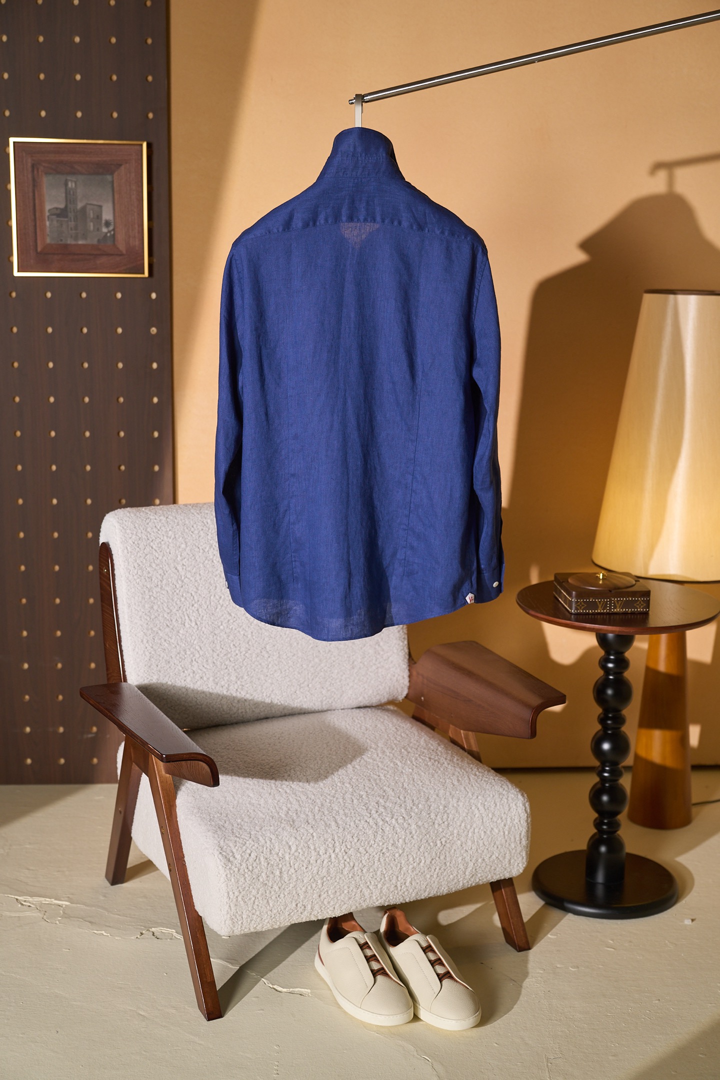 New#🟥ISAIA这件藏蓝色亚麻衬衫，直接把“低调的高级感”焊在了身上。深邃的藏蓝色自带沉稳滤镜，天然