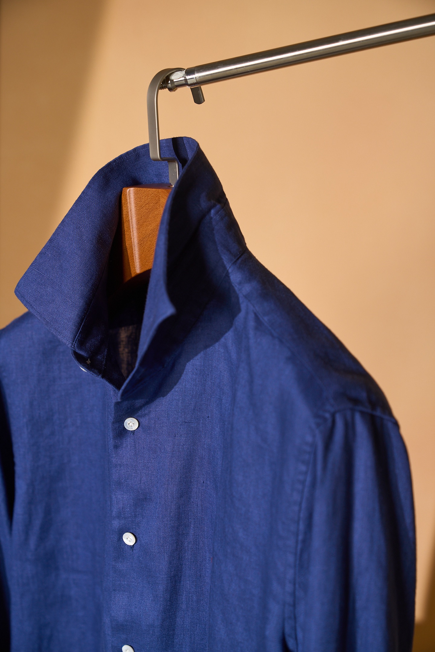 New#🟥ISAIA这件藏蓝色亚麻衬衫，直接把“低调的高级感”焊在了身上。深邃的藏蓝色自带沉稳滤镜，天然