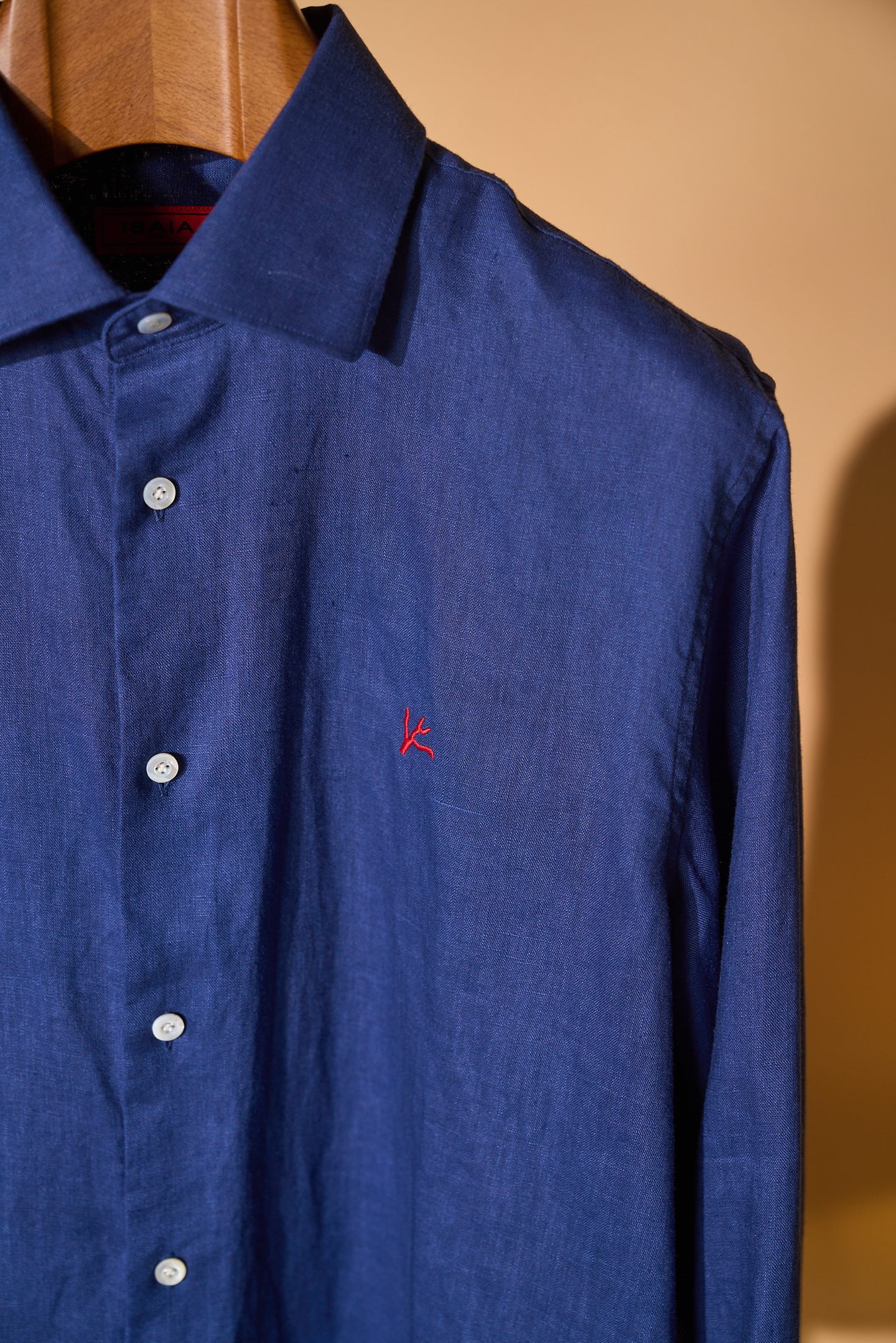 New#🟥ISAIA这件藏蓝色亚麻衬衫，直接把“低调的高级感”焊在了身上。深邃的藏蓝色自带沉稳滤镜，天然