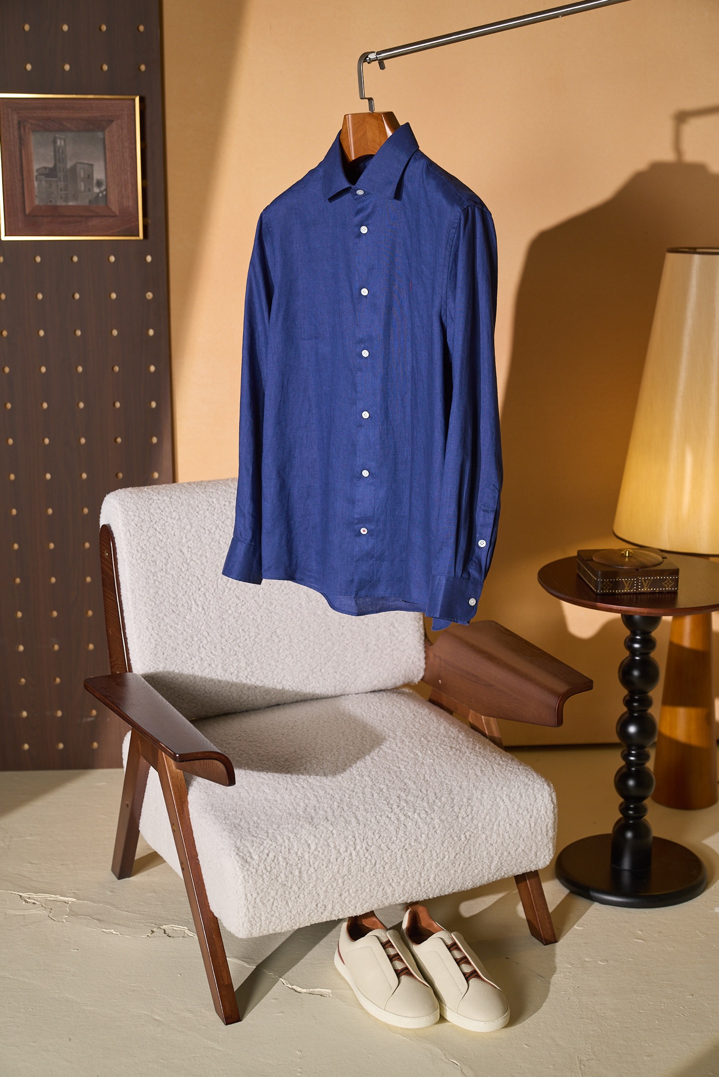 New#🟥ISAIA这件藏蓝色亚麻衬衫，直接把“低调的高级感”焊在了身上。深邃的藏蓝色自带沉稳滤镜，天然