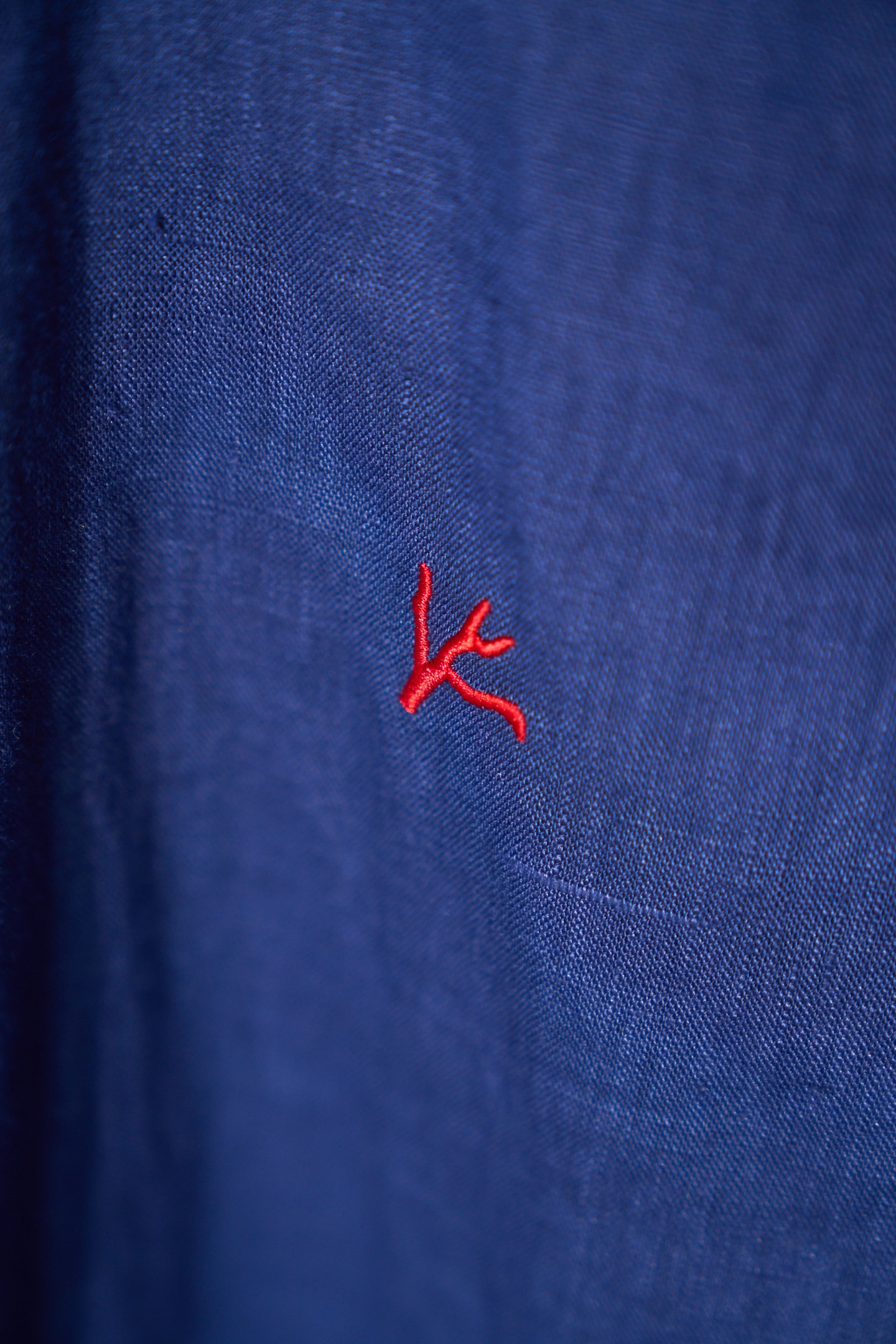 New#🟥ISAIA这件藏蓝色亚麻衬衫，直接把“低调的高级感”焊在了身上。深邃的藏蓝色自带沉稳滤镜，天然