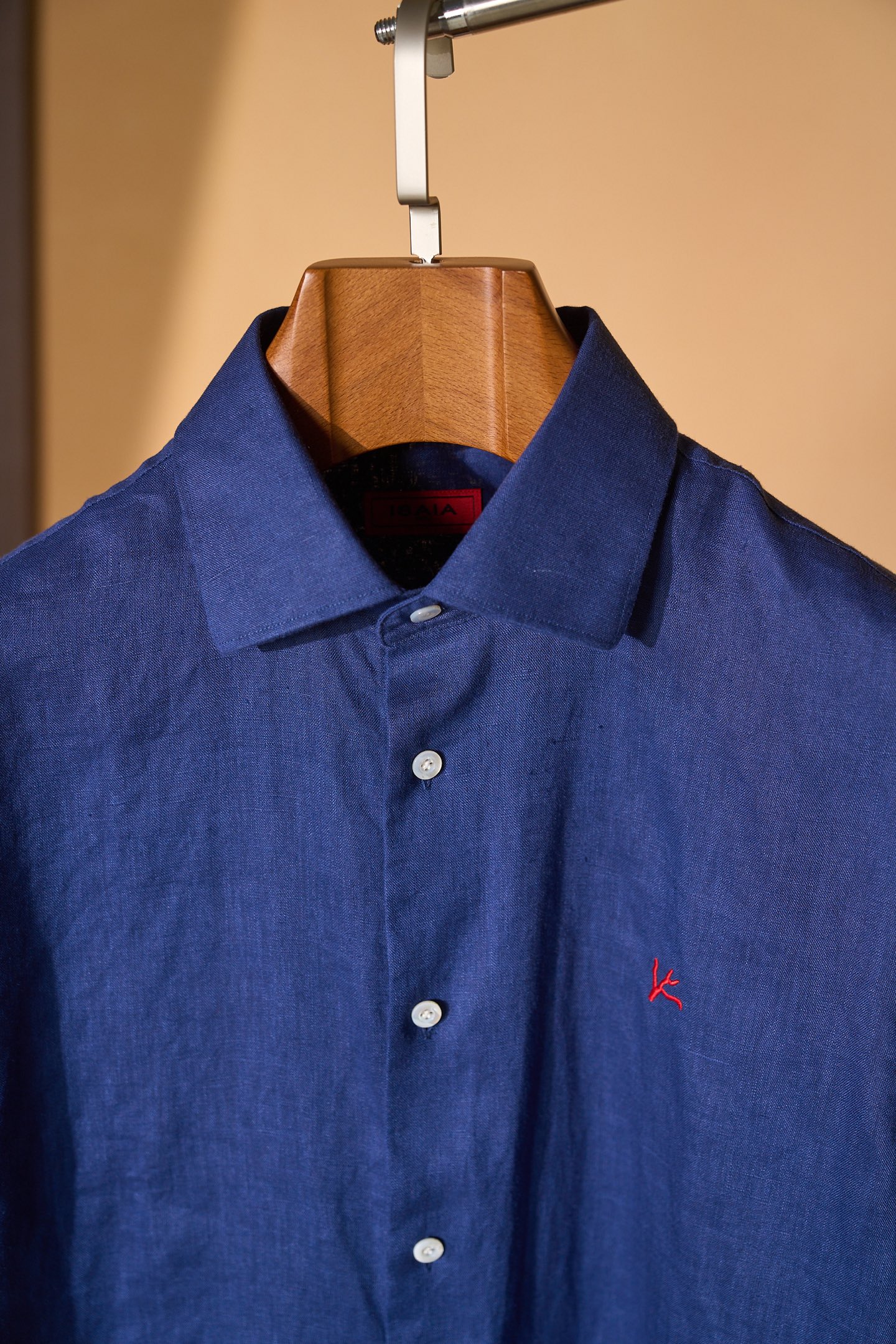 New#🟥ISAIA这件藏蓝色亚麻衬衫，直接把“低调的高级感”焊在了身上。深邃的藏蓝色自带沉稳滤镜，天然