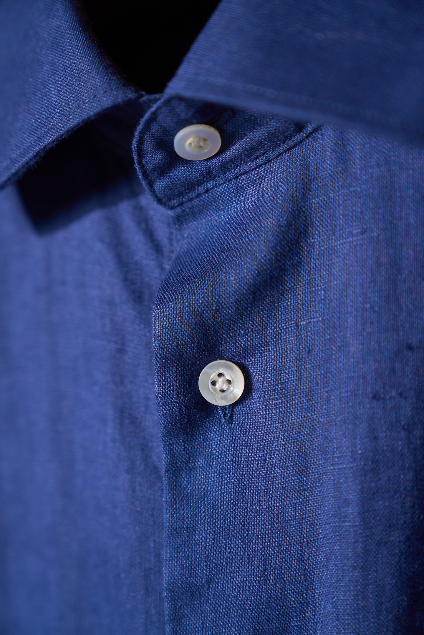 New#🟥ISAIA这件藏蓝色亚麻衬衫，直接把“低调的高级感”焊在了身上。深邃的藏蓝色自带沉稳滤镜，天然