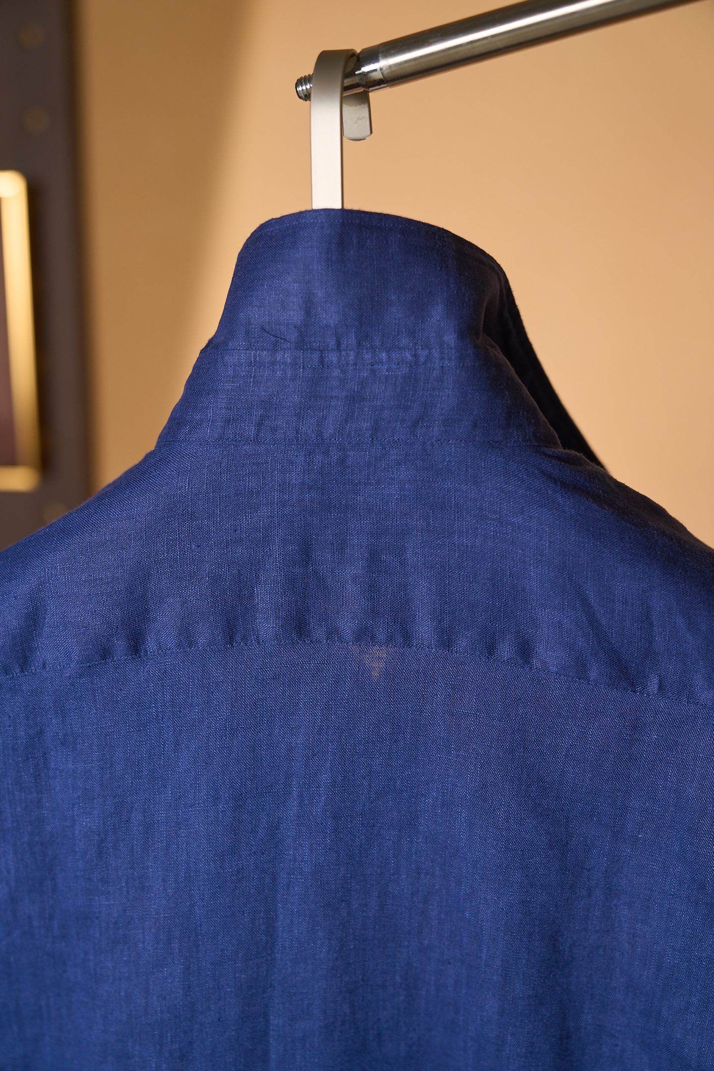 New#🟥ISAIA这件藏蓝色亚麻衬衫，直接把“低调的高级感”焊在了身上。深邃的藏蓝色自带沉稳滤镜，天然