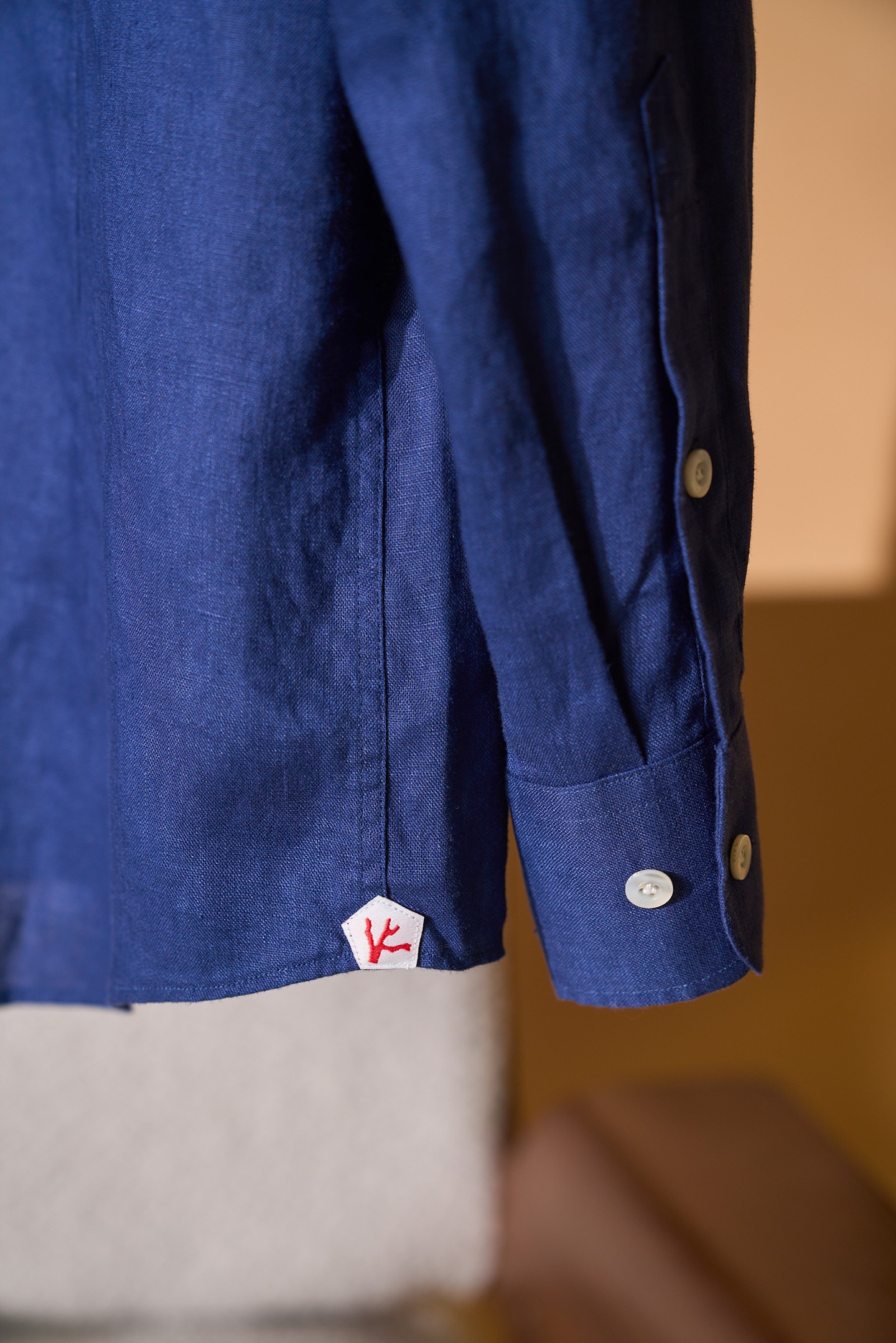 New#🟥ISAIA这件藏蓝色亚麻衬衫，直接把“低调的高级感”焊在了身上。深邃的藏蓝色自带沉稳滤镜，天然