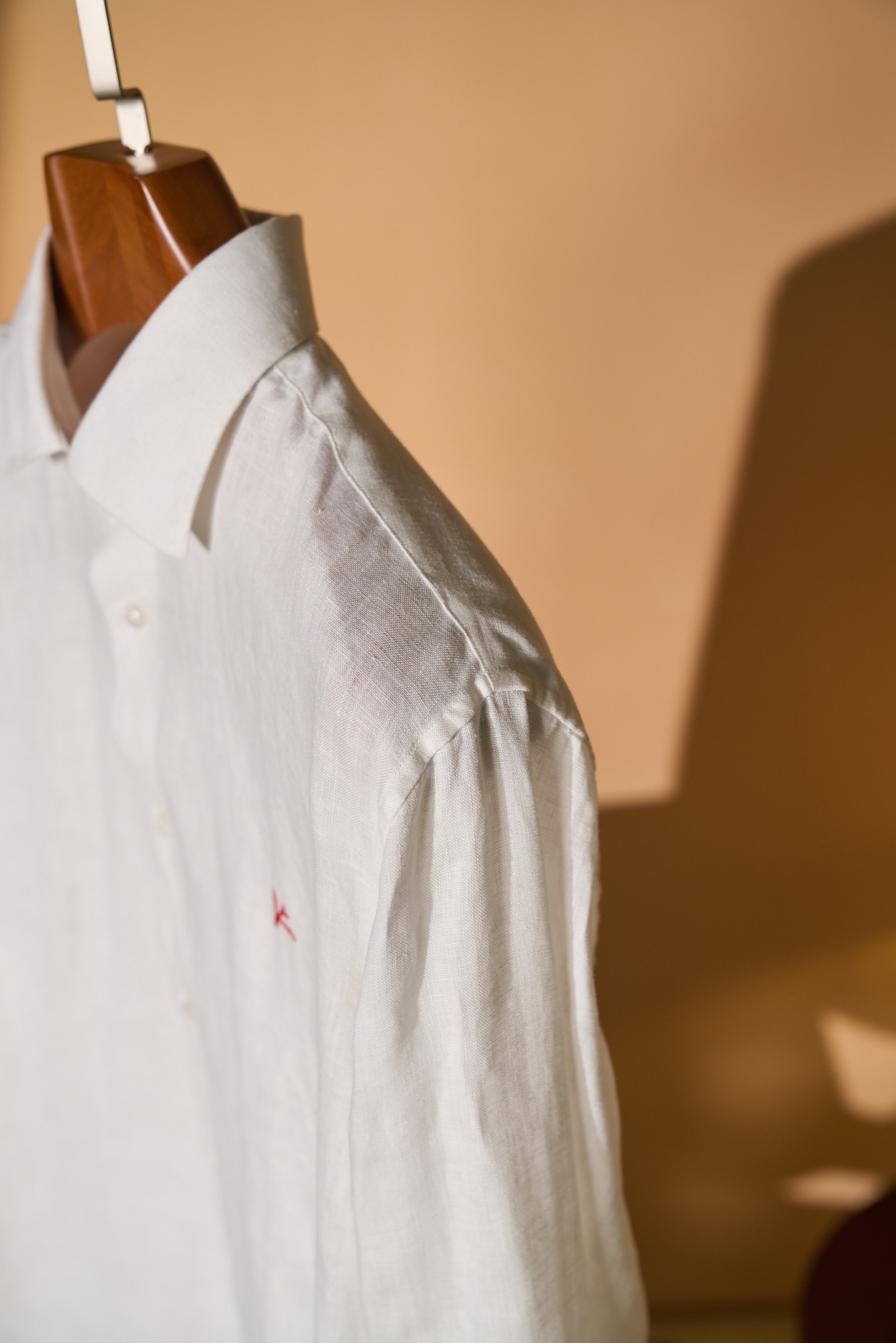 New#🟥ISAIA这件白色亚麻衬衫，直接把“干净又高级”焊在了身上。自带柔光滤镜的纯白色，清爽又治愈，